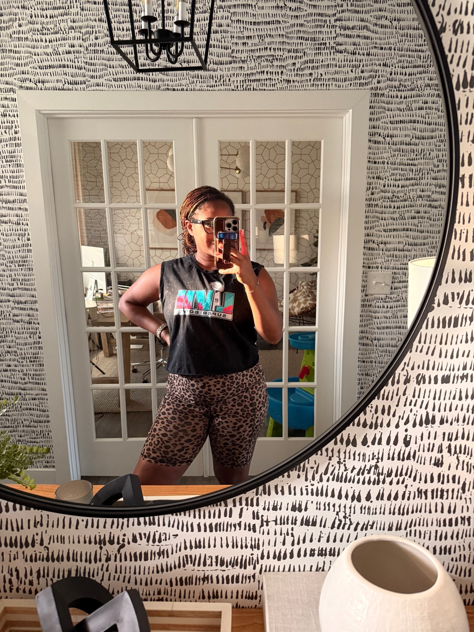 Workout fit for the day. These biker shorts fit me so well in all the right places. They don’t roll down, or feel uncomfortable when I move. They’re stretchy to fit the curves but they also kind of snatch my stomach in too. And they’re leopard print. Like come on, these were made for ME 😍