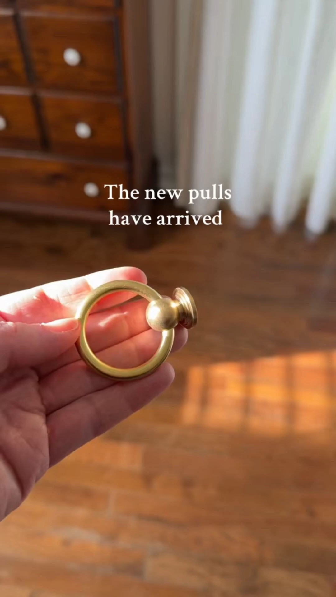 You don't have to paint a piece of furniture to give it a new look. Sometimes new drawer pulls are all you need! 

#furniture #chest #dresser #drawerpulls #hardware #drawerknobs #DIYproject #DIYhome #homestyling #homedesign #interiordesign

#LTKHome