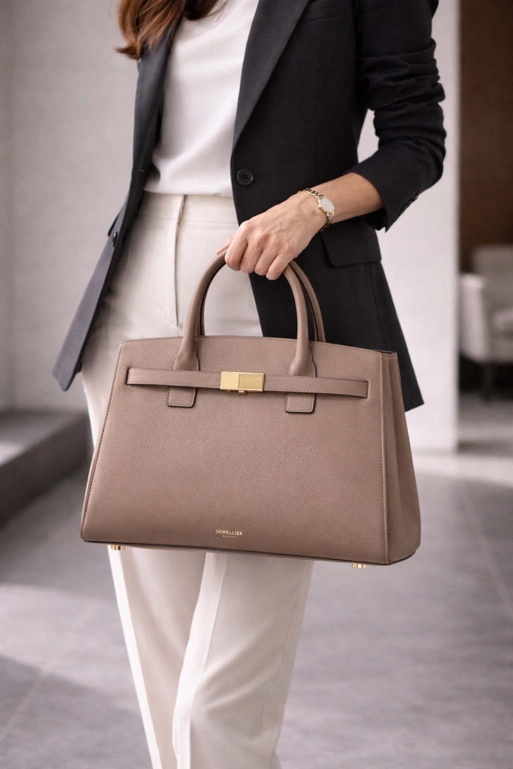 The fastest way to elevate a simple outfit?
Structure.

A tailored blazer creates shape.
But a structured handbag finishes the signal.

Clean lines.
Neutral tone.
Intentional hardware.

Details like this are why some outfits look polished, expensive, and composed even when the pieces are simple.

Save this if you’re building a quiet luxury wardrobe.