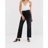 NA-KD – Ungesäumte Jeans mit hohem Bund und gerade geschnittenen Beinen in verwaschenem Schwarz | ASOS DE