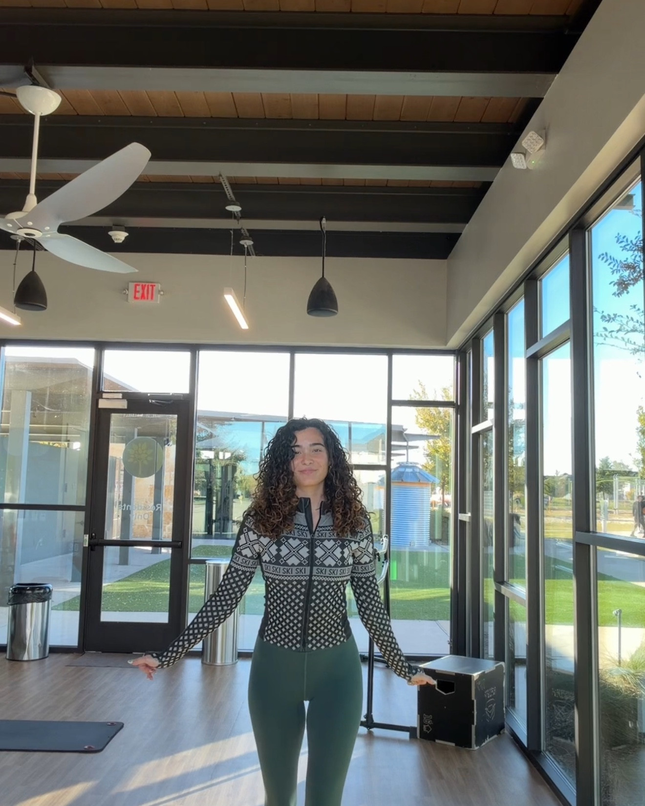 I’m 5’11 wearing size small in jacket & leggings 