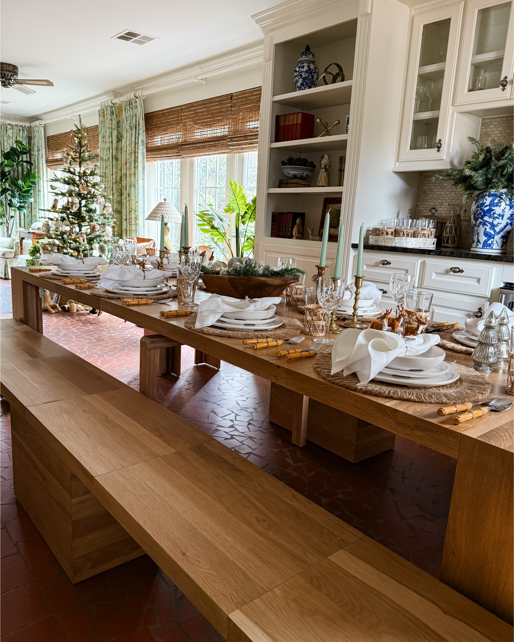 The best table for entertaining small and large crowds alike. 🎄✨

#LTKParties #LTKHome #LTKSeasonal