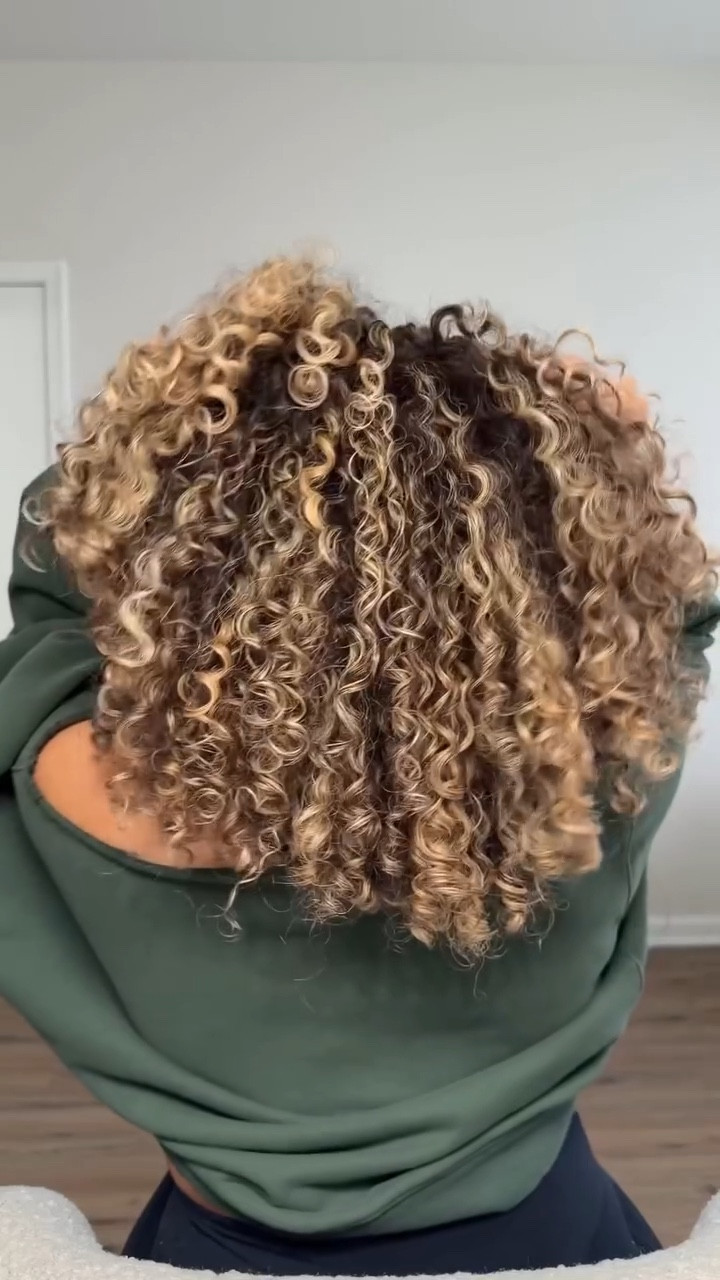 Too much tension is not always a good thing 🥲 what a difference switching a styling brush can do! 

Products used that I loveee:

@curlsmith_official awestruck cream + in shower style fixer
@fentyhair the protective type
@rizoscurls curl defining mousse 
@curlkeeper flexy brush

#curlyhaircare #curlyhairroutine #3bhair #rizosnaturales #3b

#LTKgrwm #LTKBeauty #LTKselfcare