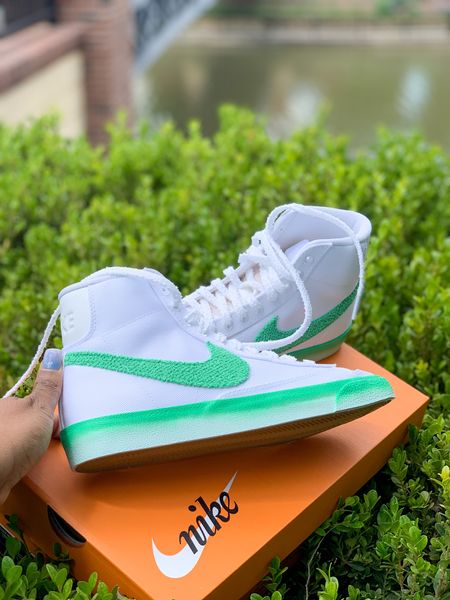 You know I love my sneakers! These NEW Women’s Nike Blazer Mid “77 are so cute. Love the color. #NikeBlazers #Sneakers #Womens #FashionFriday #Sneakerhead #SOTD @nike #mothersdaygifts

#LTKshoecrush