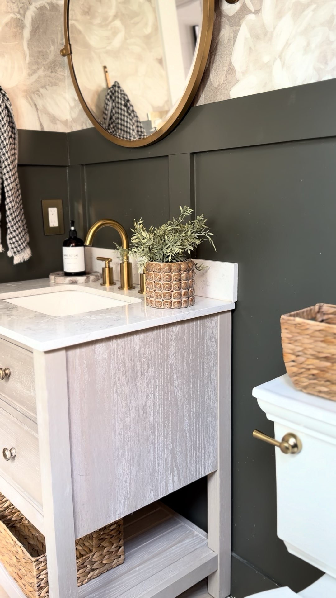  Did a quick powder bath refresh today with some new baskets and the easiest toilet tank lever swap - added a brushed gold one to match our other fixtures and it’s the perfect finishing touch! Everything is from @loweshomeimprovement 👏 #ad #lowespartner

 

#LTKHome