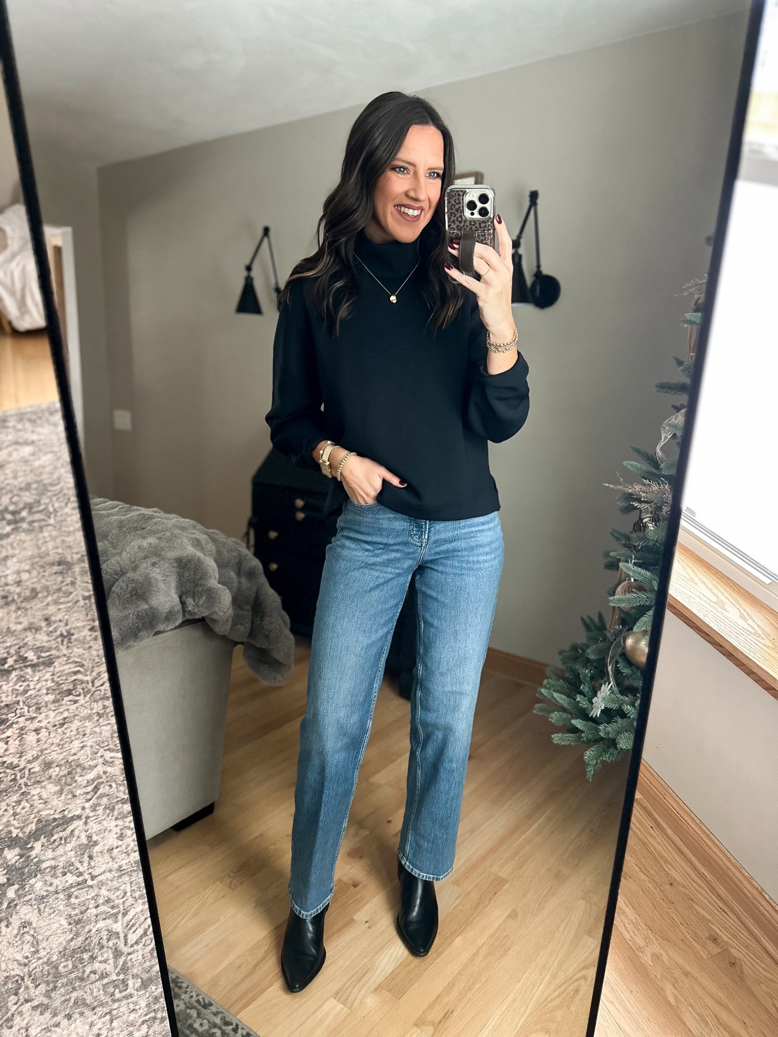 This @spanx sweater is amazing!!! The material is so luxe and easy to dress up or down. I’m in a medium.