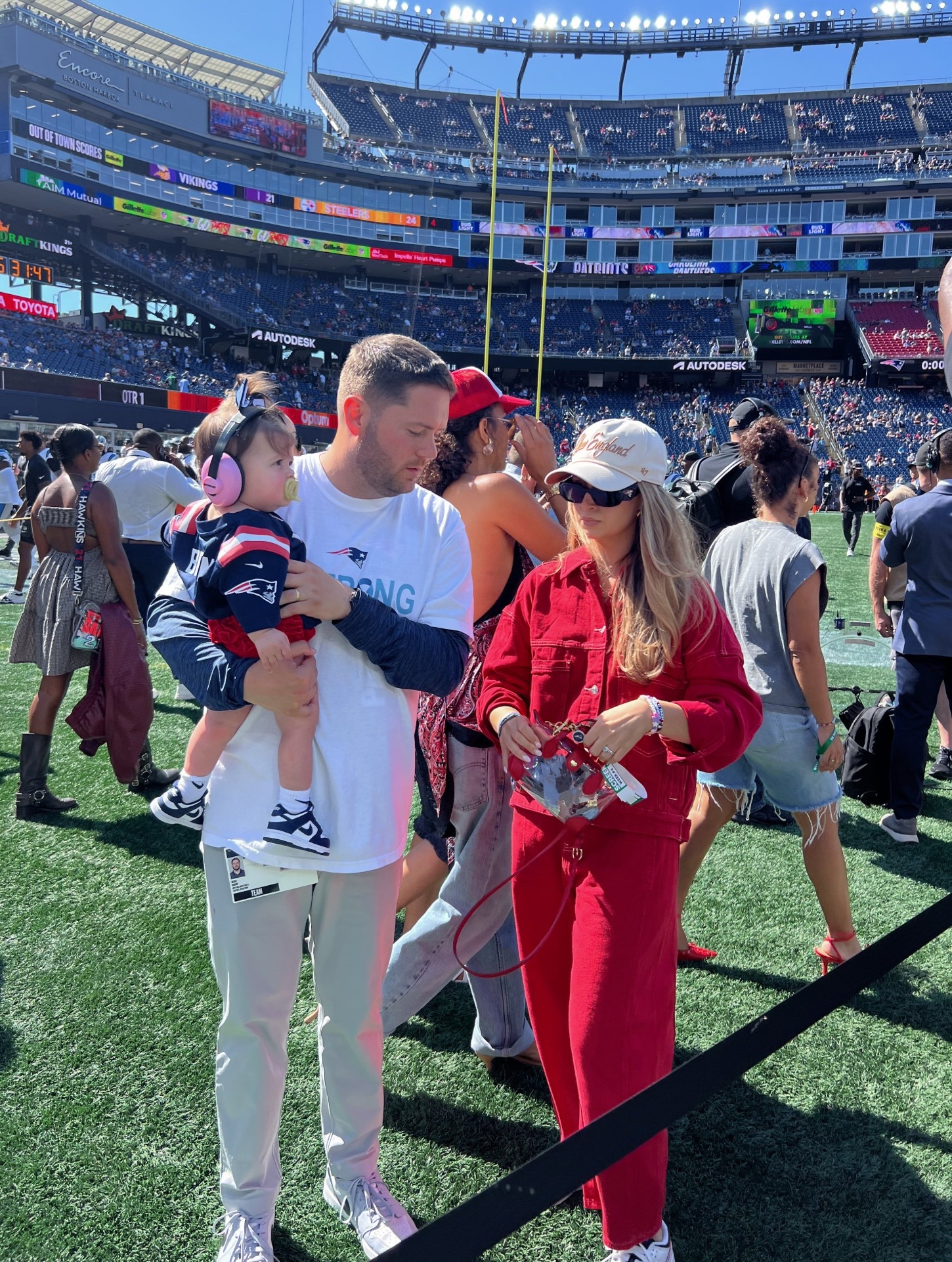 My game day crew ❤️💙
Football outfit
NFL outfit 
Game day outfit 
Denim set (wearing size S in both)
Team colors red and blue 


#LTKFamily #LTKSeasonal