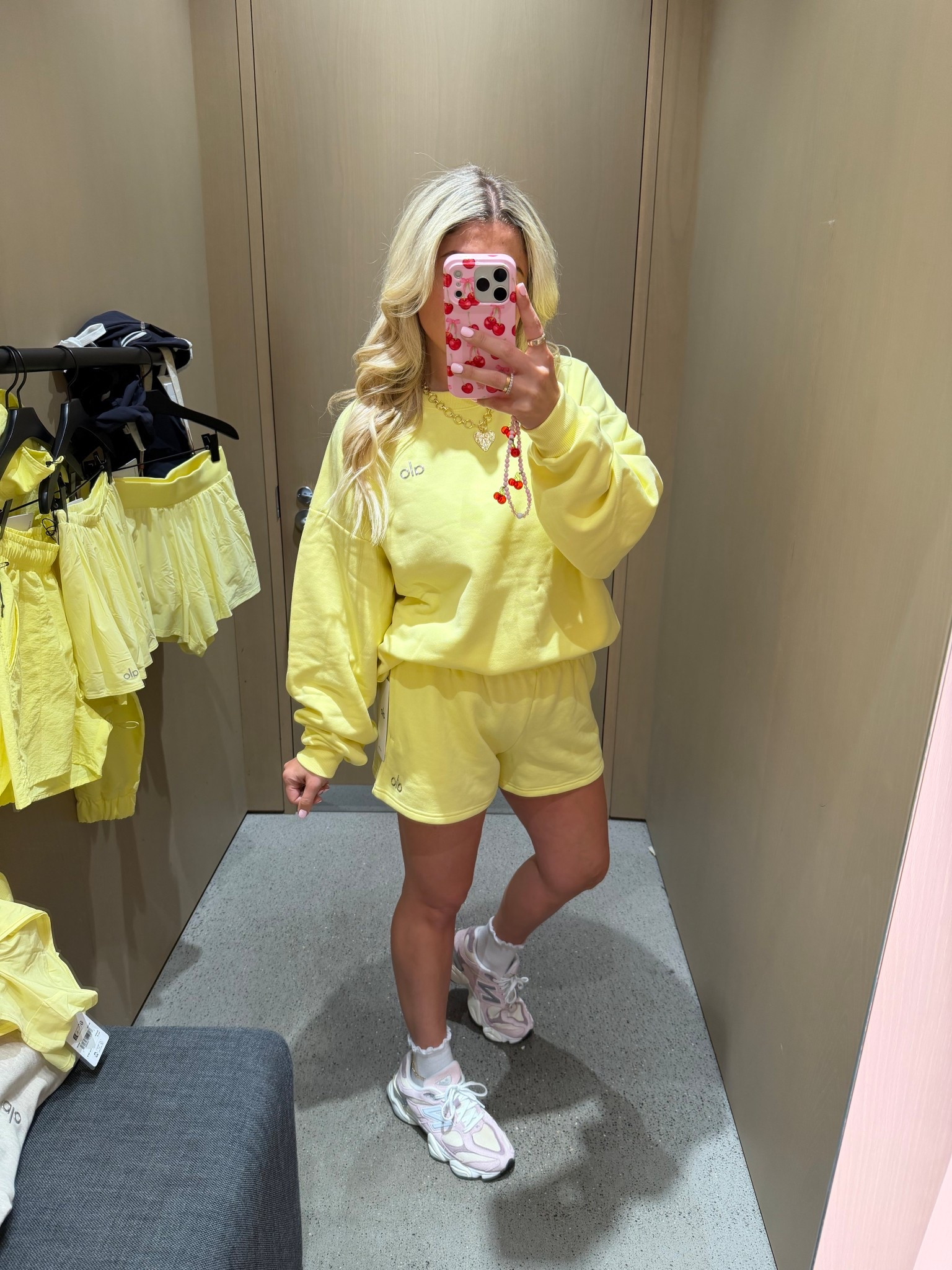 New Alo color ✨
M sweater 
Small shorts
New balance tts