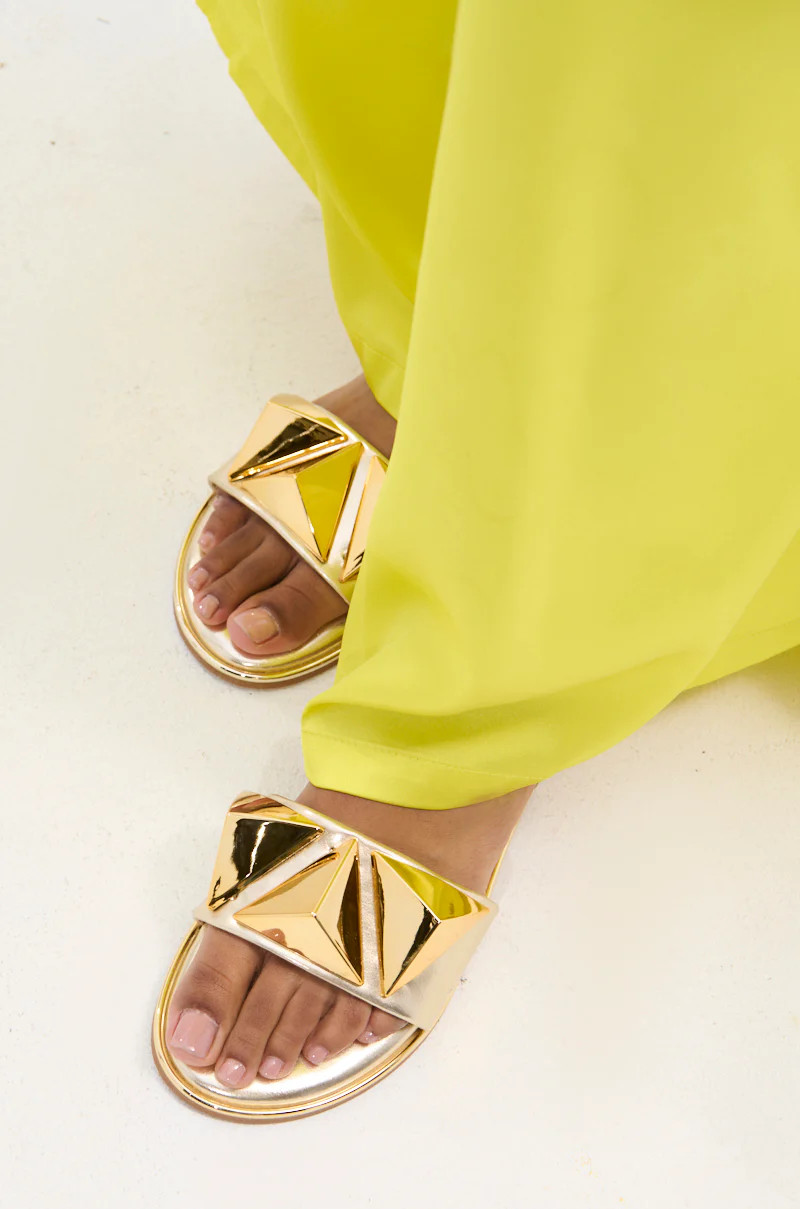 AKIRA BENNO GOLD FLAT SANDAL | AKIRA