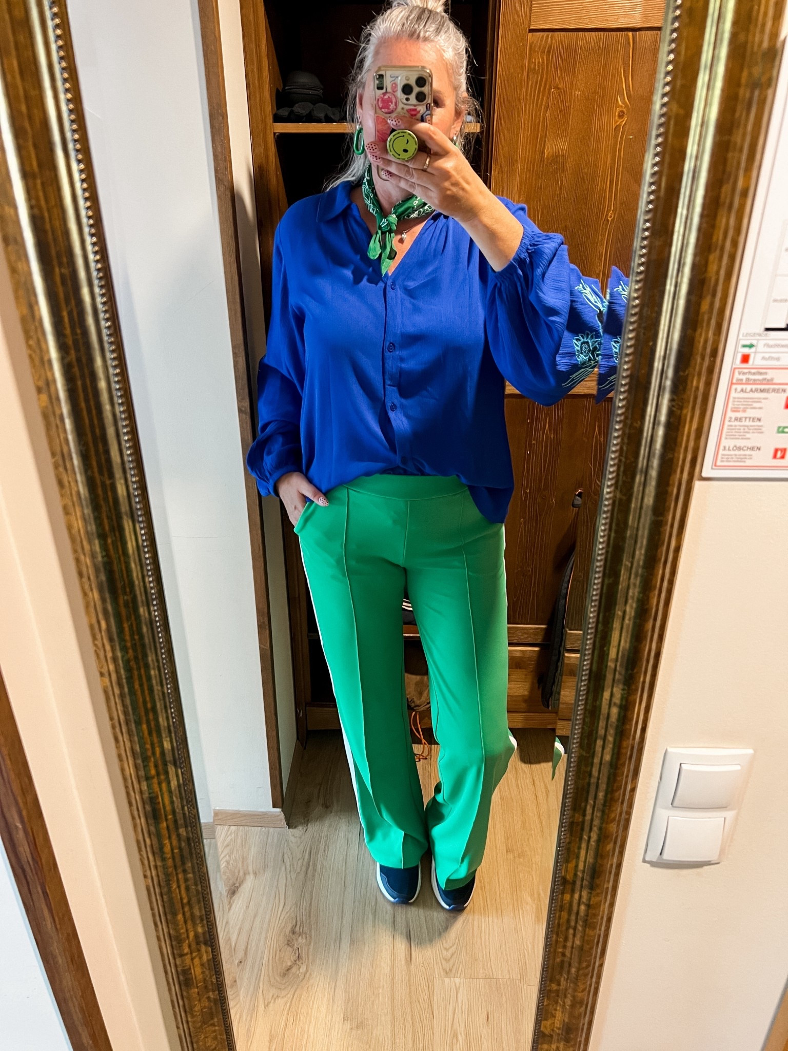 OOTD - Dinsdag. Kobaltblauwe blouse en groene broek met witte bies (Miss Etam, maat L en maat M), groene bandana en donkerblauwe Gieswein sneakers (code MARLOUS20). 



#LTKover50style #LTKnederlands #LTKeurope