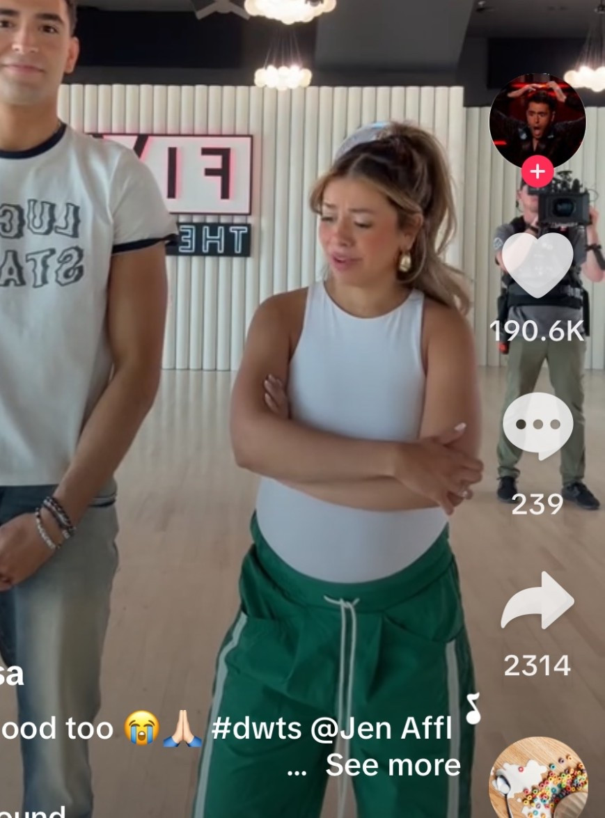 Jen Affleck secret lives of Mormon wives green pants 

#LTKmomlife #LTKootd #LTKGiftGuide