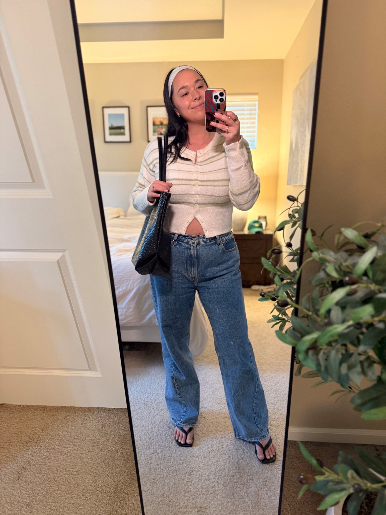 Literally couldn’t even wait a day before wearing this new sweater! Also this tote bag is everything! Has a zipper and compartments for all your stuff 