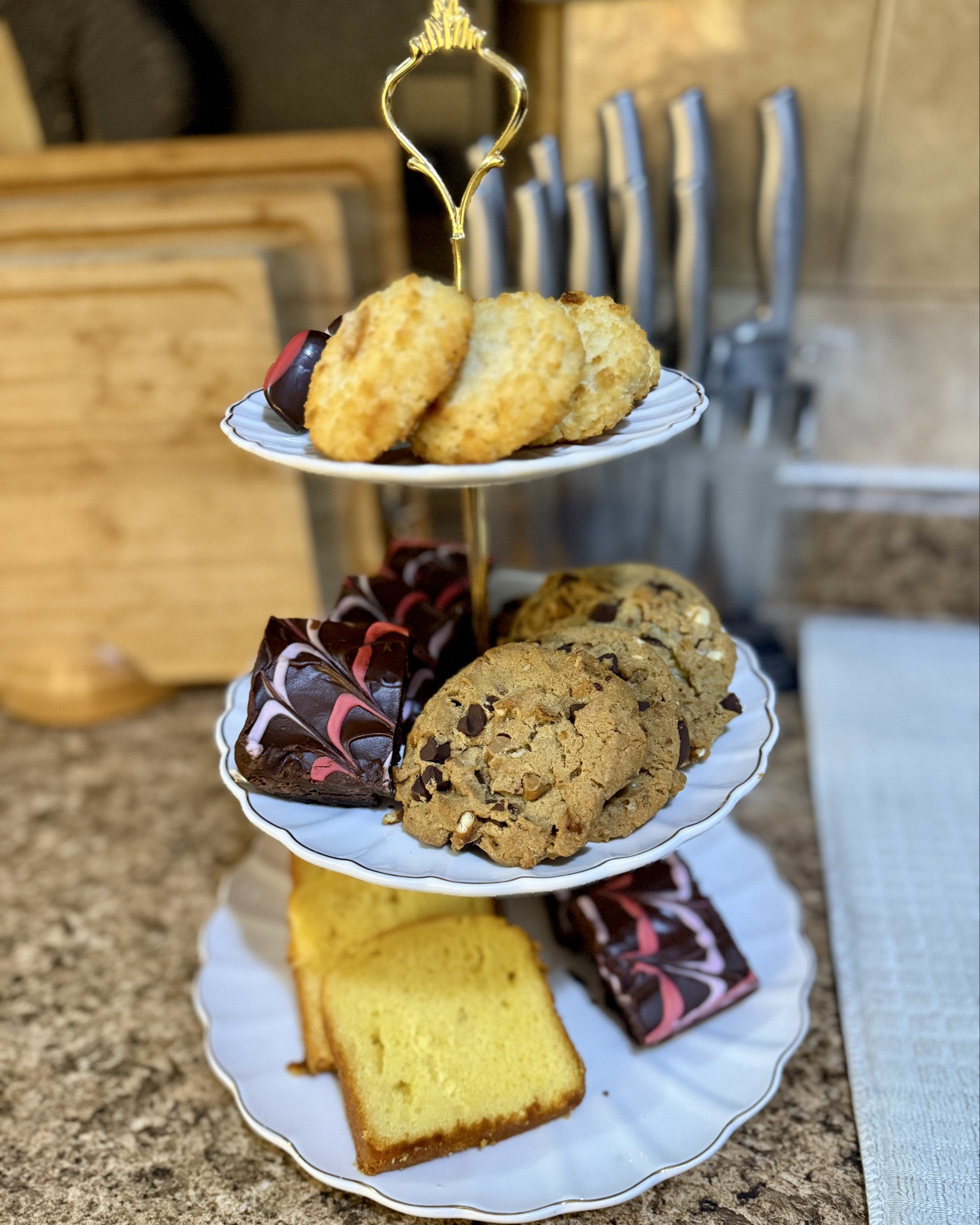 Hosting Galentine’s at home 🤍
Soft details, simple pieces, and elevated essentials I’ll use again and again.

From the dessert stand to the table setting, everything here is functional, timeless, and easy to restyle for future gatherings.

I’ve linked the pieces that made hosting feel effortless ✨

#LTKValentine #LTKdayinmylife #LTKHome