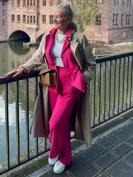 Heute lässig im pinkfarbenen Anzug mit Trenchcoat und Sneaker 🥰

#LTKeurope #LTKSeasonal #LTKstyletip