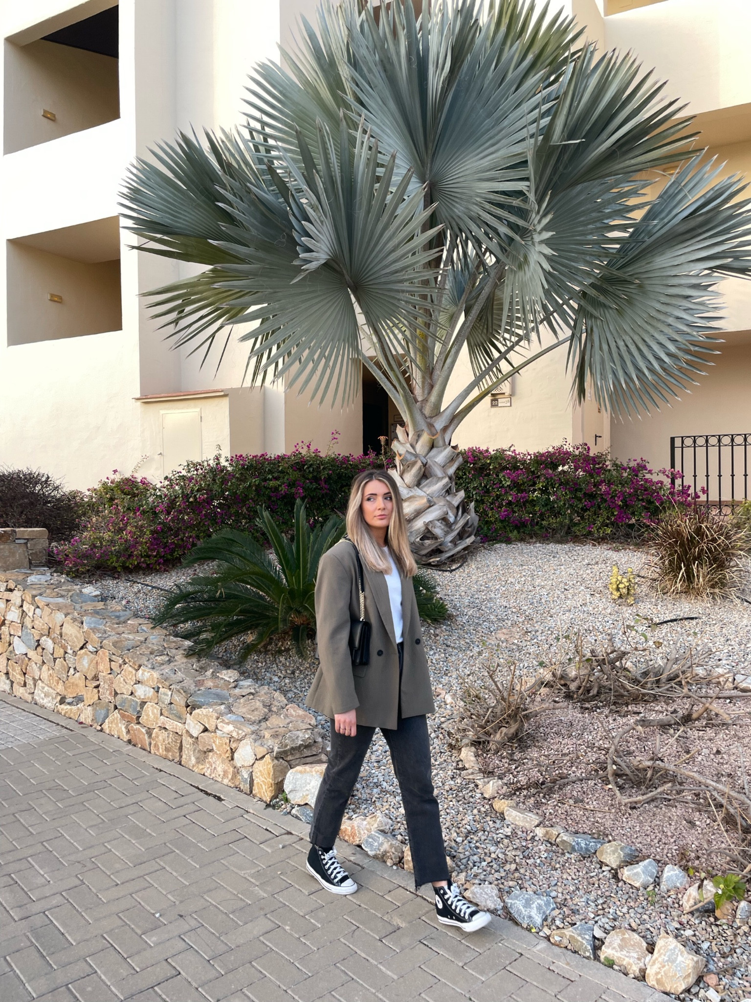 transitioning into spring like...

Khaki Blazer - Zara
White T-Shirt - & Other Stories
Dark Grey 501 Original Cropped Jeans - Levi
Black Hi-Tops - Converse 

#LTKstyletip #LTKeurope
