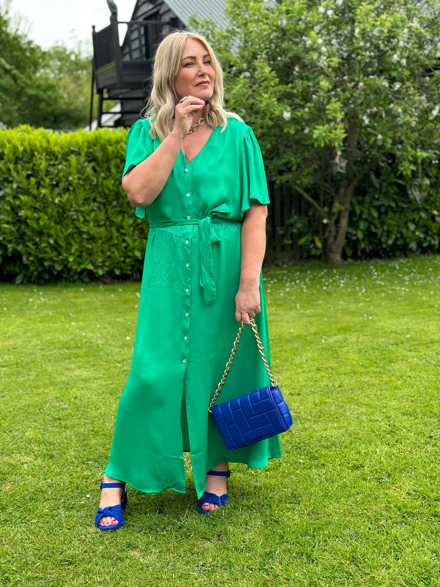 The perfect summer seasonal dress paired with the royal blue accessories make this outfit so eye catching 💚💙
Perfect for a special occasion or a date night with your partner or friends 



#LTKunder50 #LTKSeasonal #LTKunder100