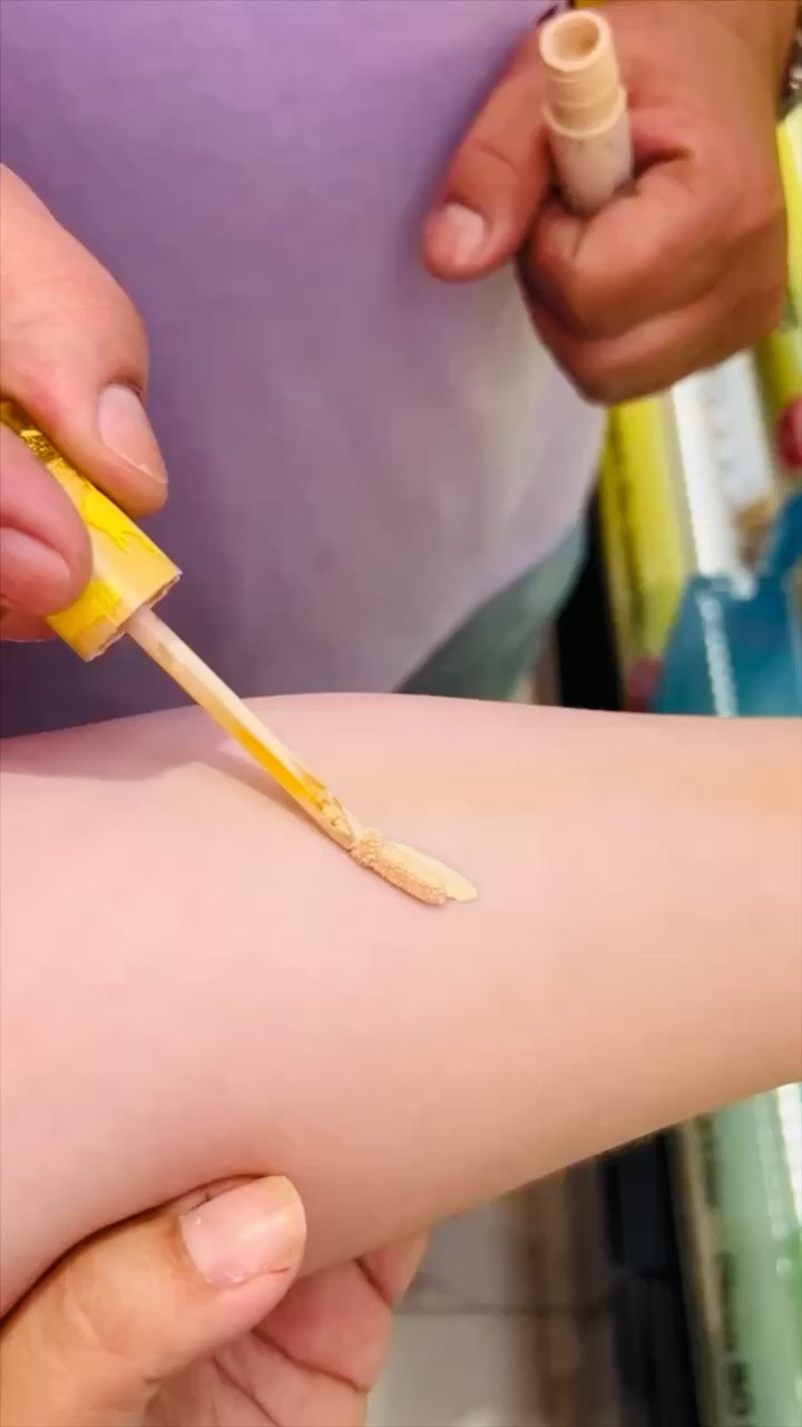 Recuerda siempre esperar por lo menos 5 minutos en la tienda, antes de comprar tus #bases o #concealer 

Debemos esperar que se sequen para ver su color final #makeuptip

#LTKbeauty