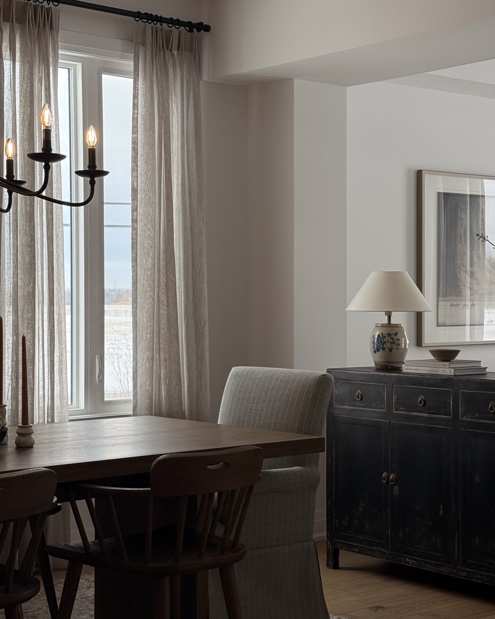 I always come back to spaces like this… soft light, layered neutrals, nothing trying too hard.

It’s less about filling a room, and more about choosing pieces that quietly hold it together.

– the perfect neutral dining chair (so good for families)
– a timeless chandelier that works in literally any home! 

Linked here 🤍

#LTKhome #LTKcanada #collectedhome #timelessinteriors #quietluxury

#LTKhome #LTKcanada