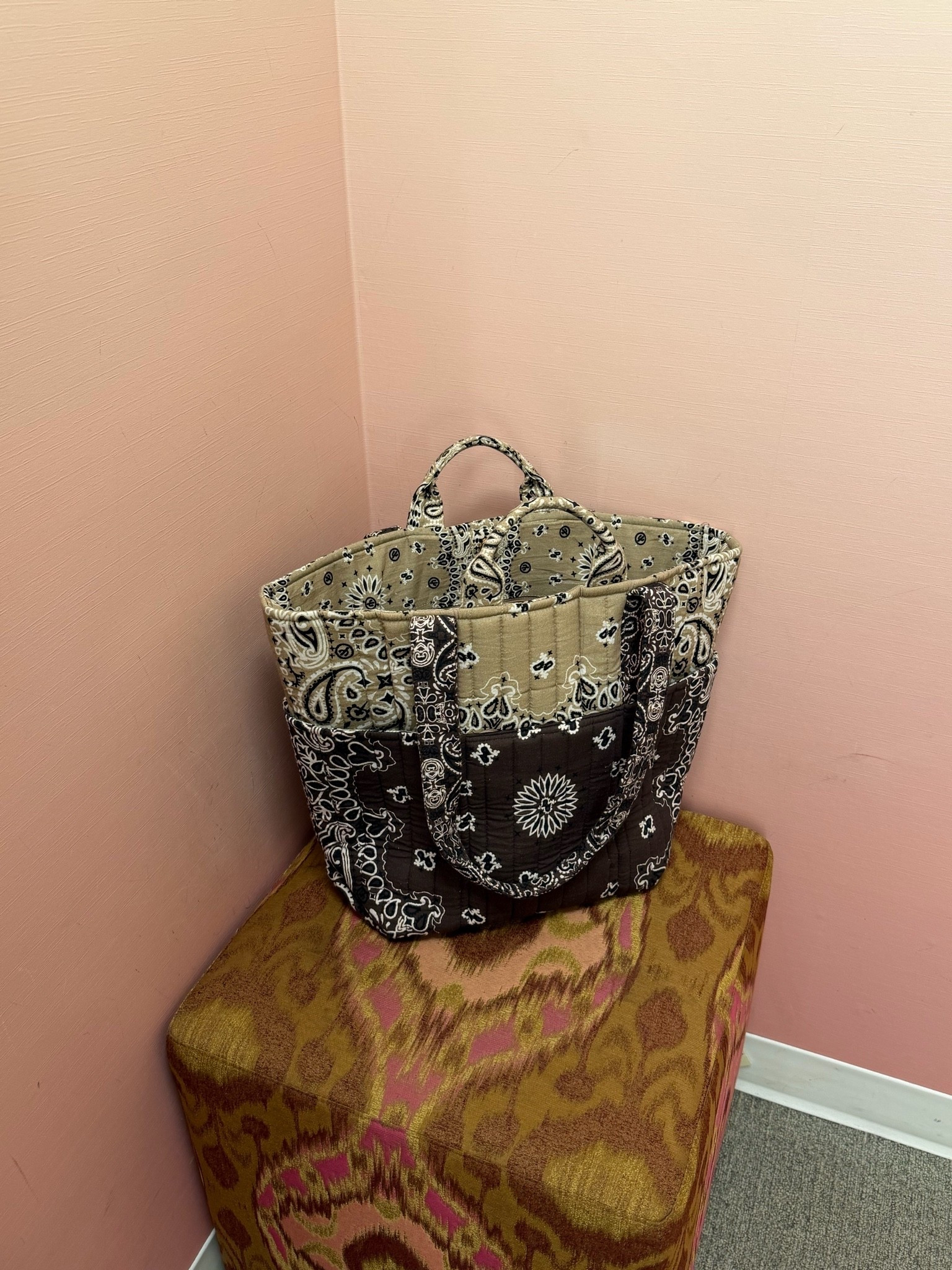 Bandana tote is back in stock!! Four pockets on the outside, as well as an internal pocket. Hand and shoulder straps. Perfect tones for fall and actually holds so much!

#bandanatote #bandana #fallbag
