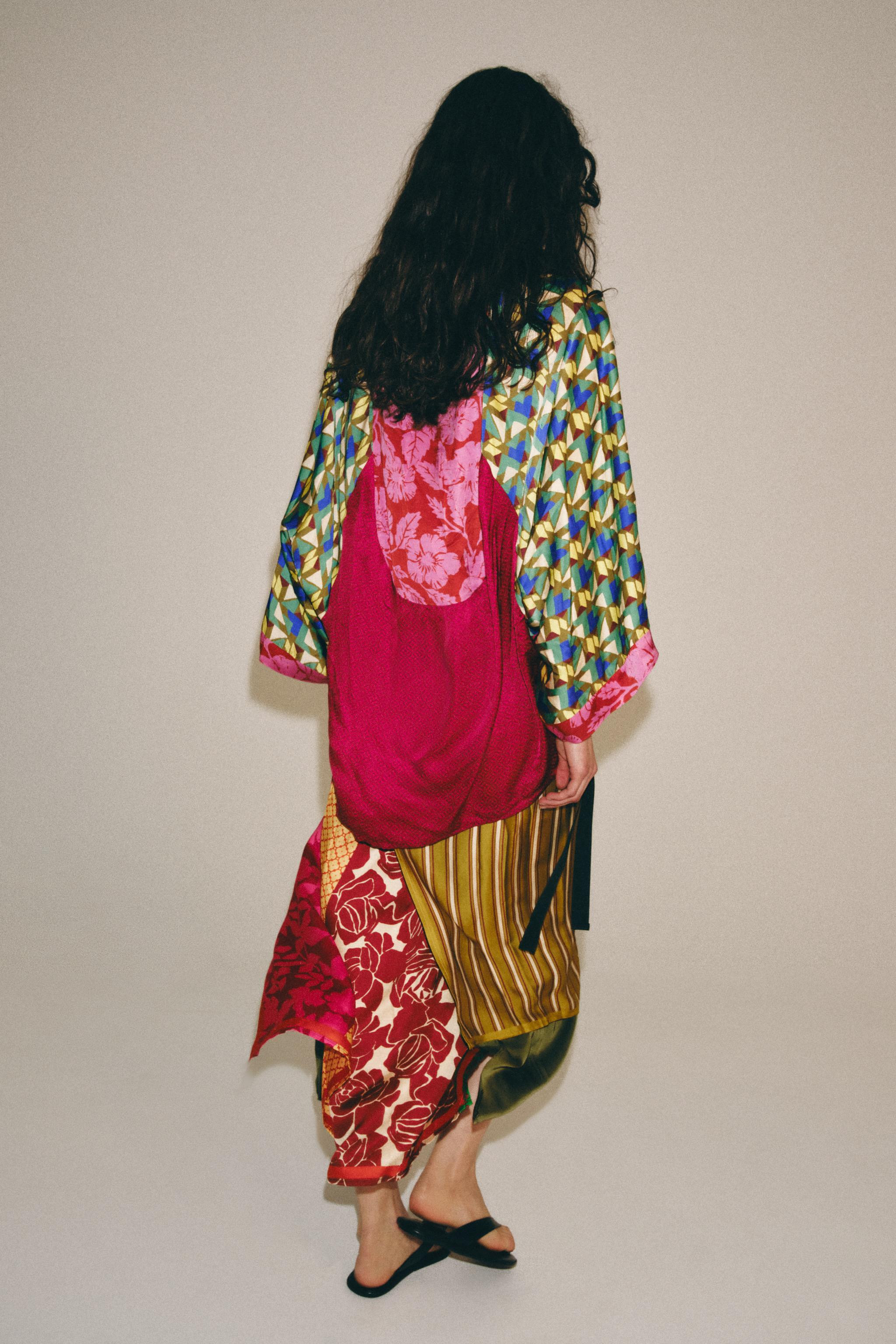 Model height: 178 cmPrinted kimono crafted from 100% viscose. Features a V-neckline, sleeves fall... | Zara UK
