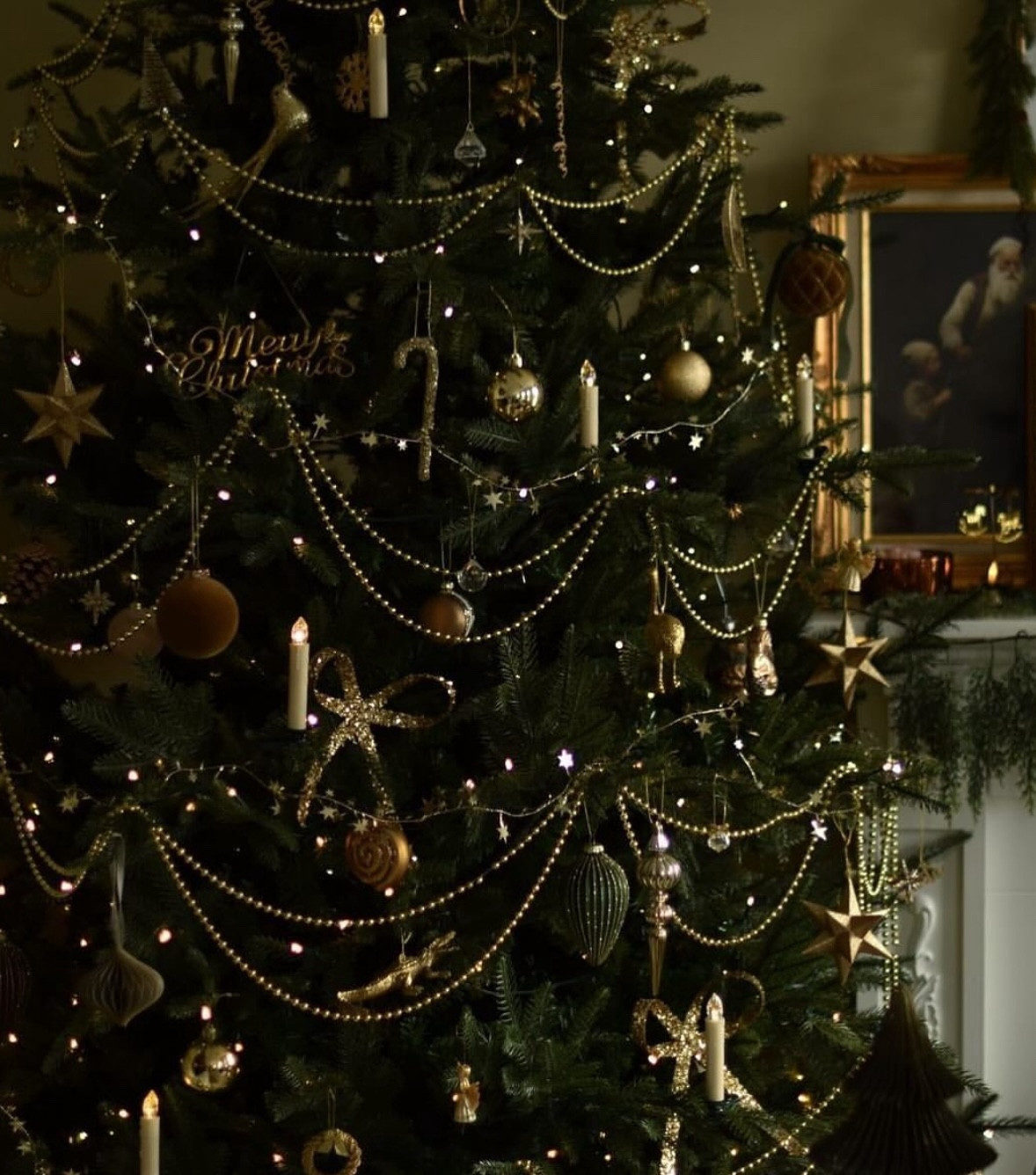 OH CHRISTMAS TREE! 🎄 since I’ve started decorating 2 months early I wonder how many times I’m going to change the look until Christmas