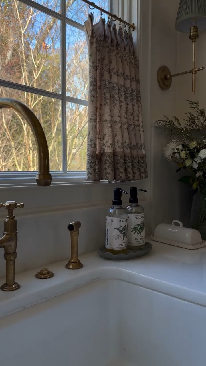 Truly the only bottles I’ll leave out. Not only for their aesthetic, but the clean ingredients too! Comment SHOP to snag ones of your own 🤍

#classichomedecor #koalaeco #cottagekitchen #kitchensink #kitchendecor