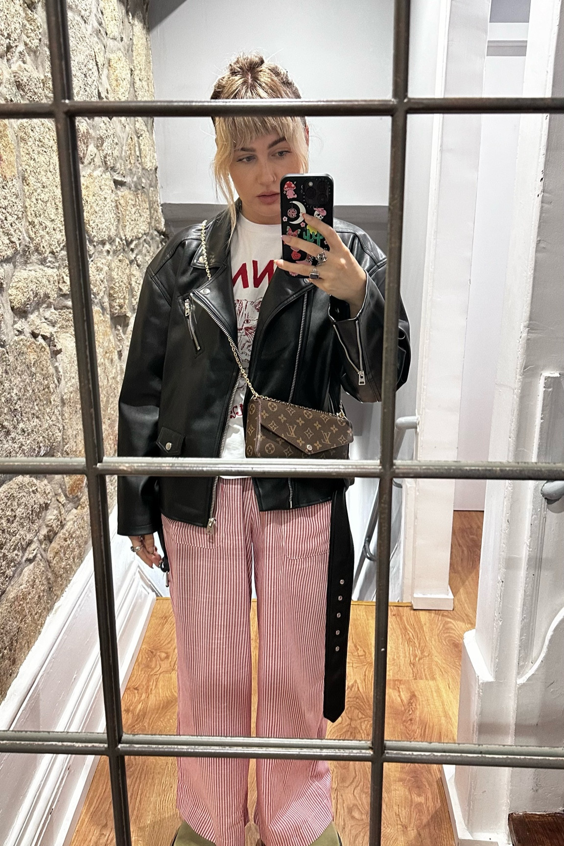 Bag is the pochette felicie but can't link to LV on here! 