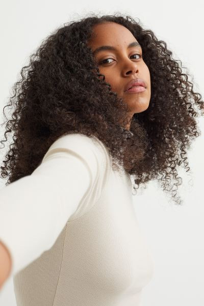 Geripptes Rollkragenshirt | H&M (DE, AT, CH, NL, FI)