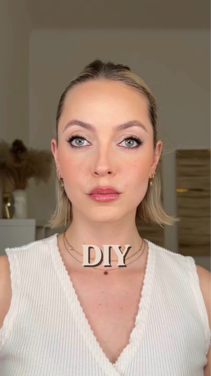 Diese Produkte von @dm_oesterreich habe ich für das Augenmakeup benutzt: 

@lorealparis Infaillable Concealer 
@catrice.cosmetics.germany Soft Blur Matte Setting Powder, The Pure Nude Eyeshadow Palette, Kohl Kajal in Optic Brown Choc, Diamons Treasures in Hazel Spark
@maybelline_de Colossal Big Shot Mascara
@ardell_at Press On Underlash Extensions

#makeuptipps #schminkenlernen #makeuptutorial #brautmakeup