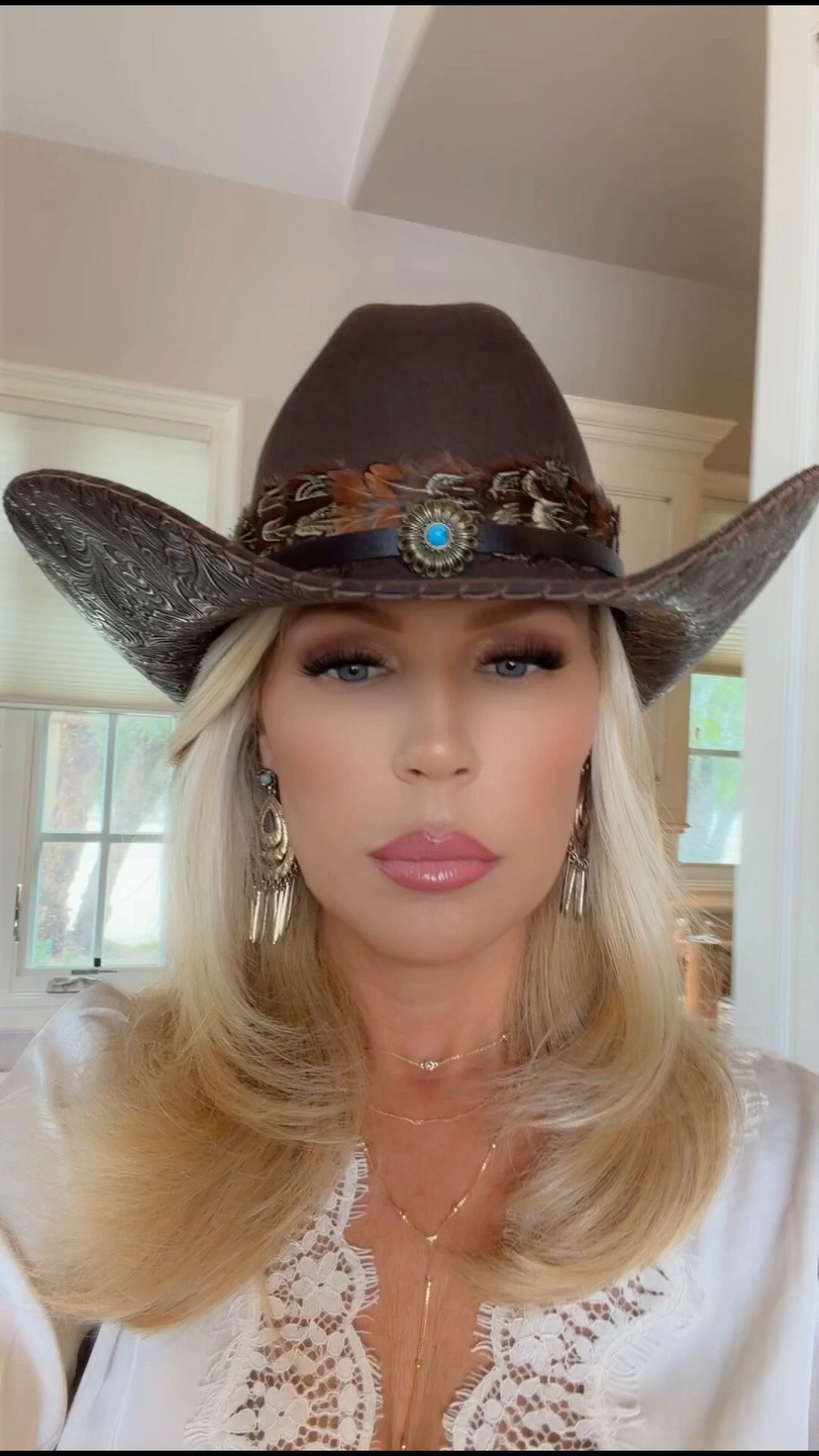 Gorgeous cowgirl hat by BrandieNewman.com use code GretchenRossi for 10% off  

Linked my outfit! Wearing size 26 in jeans 
Ans small top