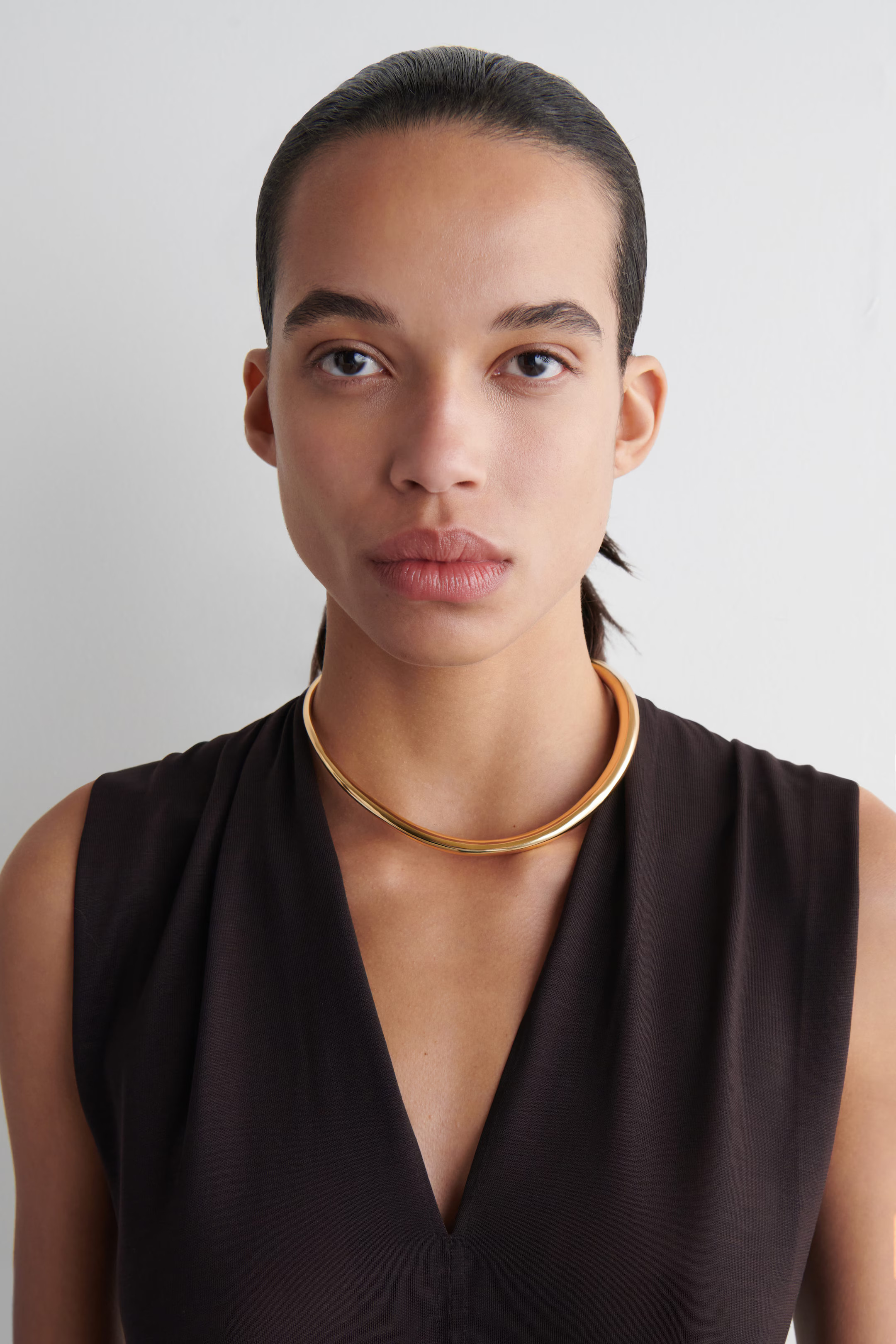 CURVED CUFF NECKLACE - GOLD | COS UK