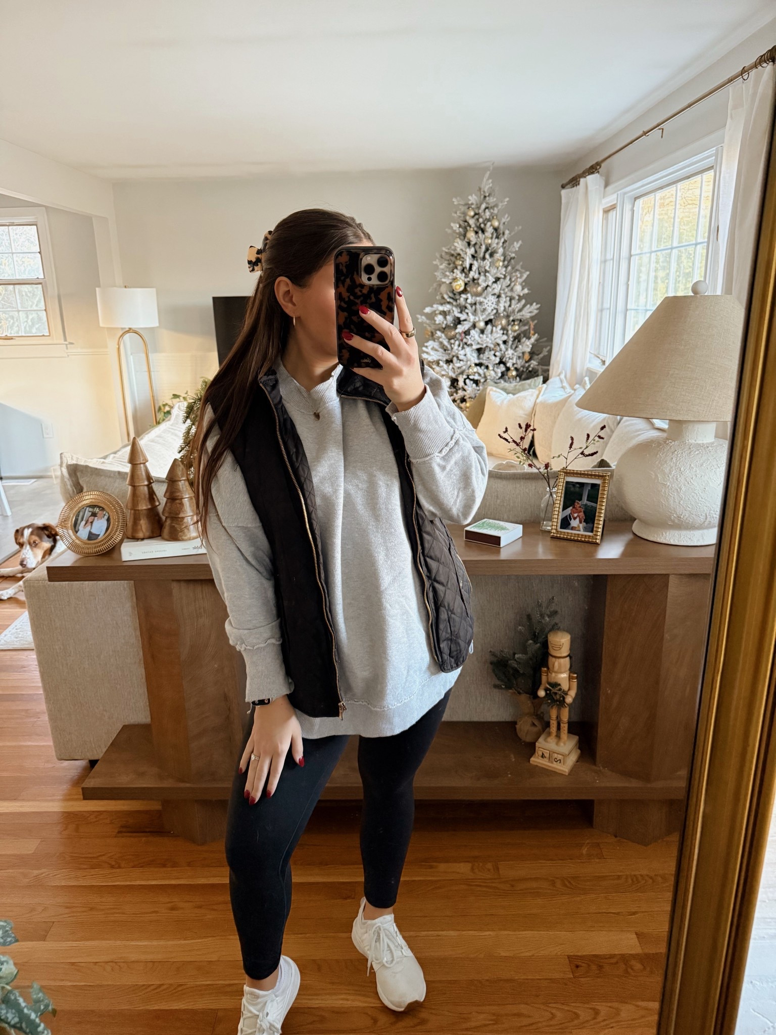 Oversized sweatshirt work outfit 