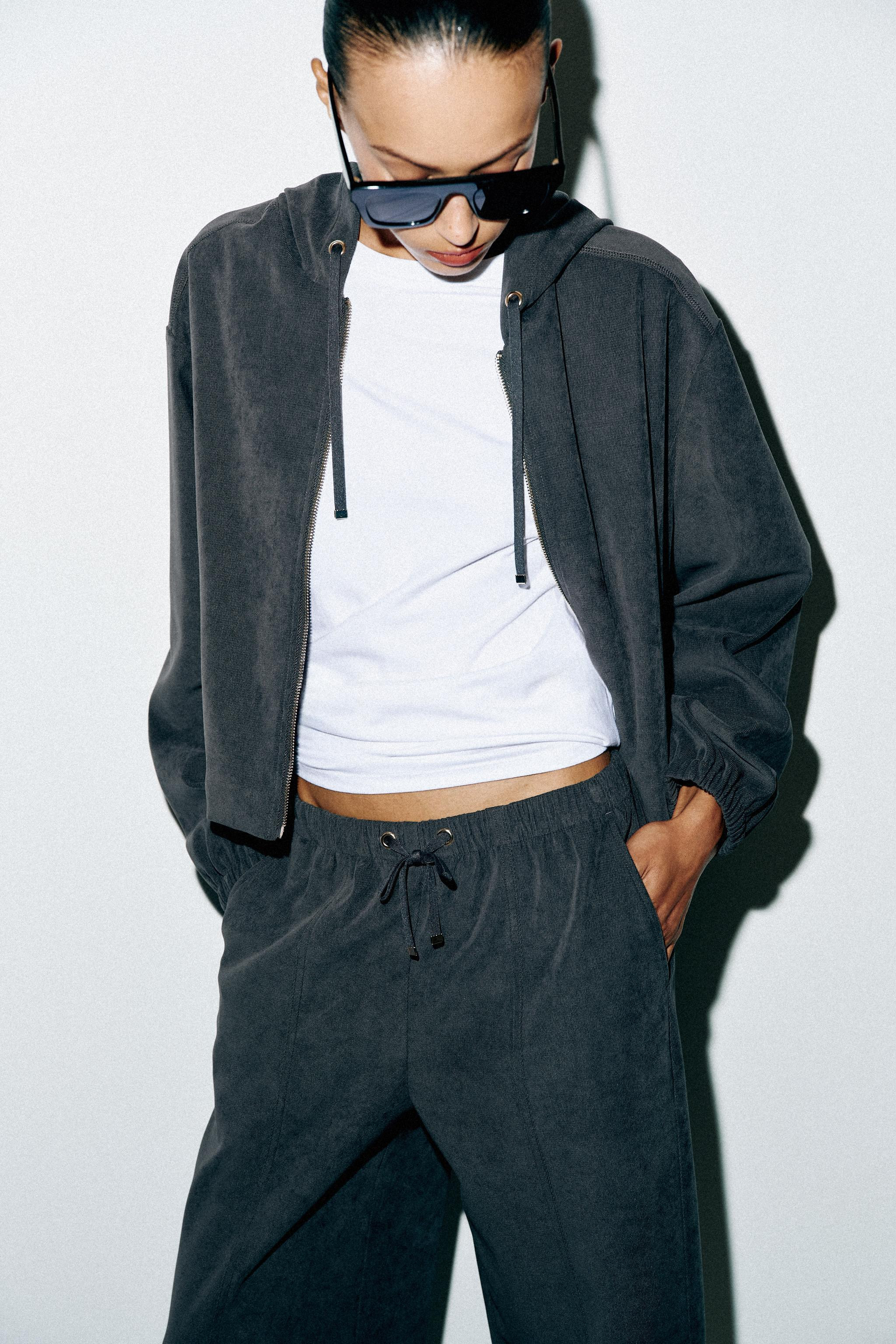 High-rise trousers with an adjustable elastic waistband with drawstrings. Features front pockets ... | Zara US