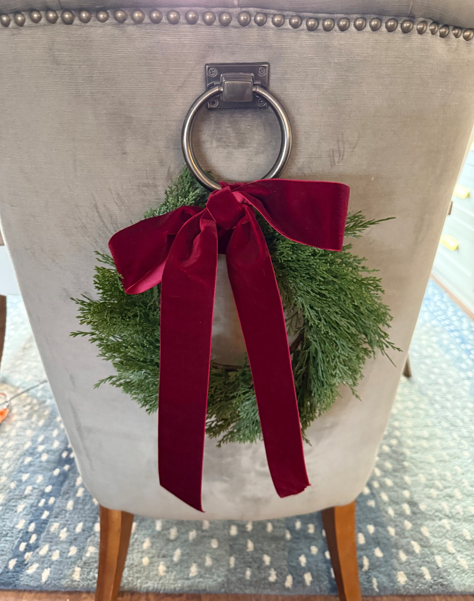 A tiny touch that makes a big impact.
These mini wreaths with a velvet bow are my favorite way to dress up chairs, barstools, or even cabinet fronts for Christmas.
It’s the easiest holiday upgrade… and it instantly looks high-end.

#holidaydecor #christmasstyling #diyinspiration

#LTKHoliday #LTKHome