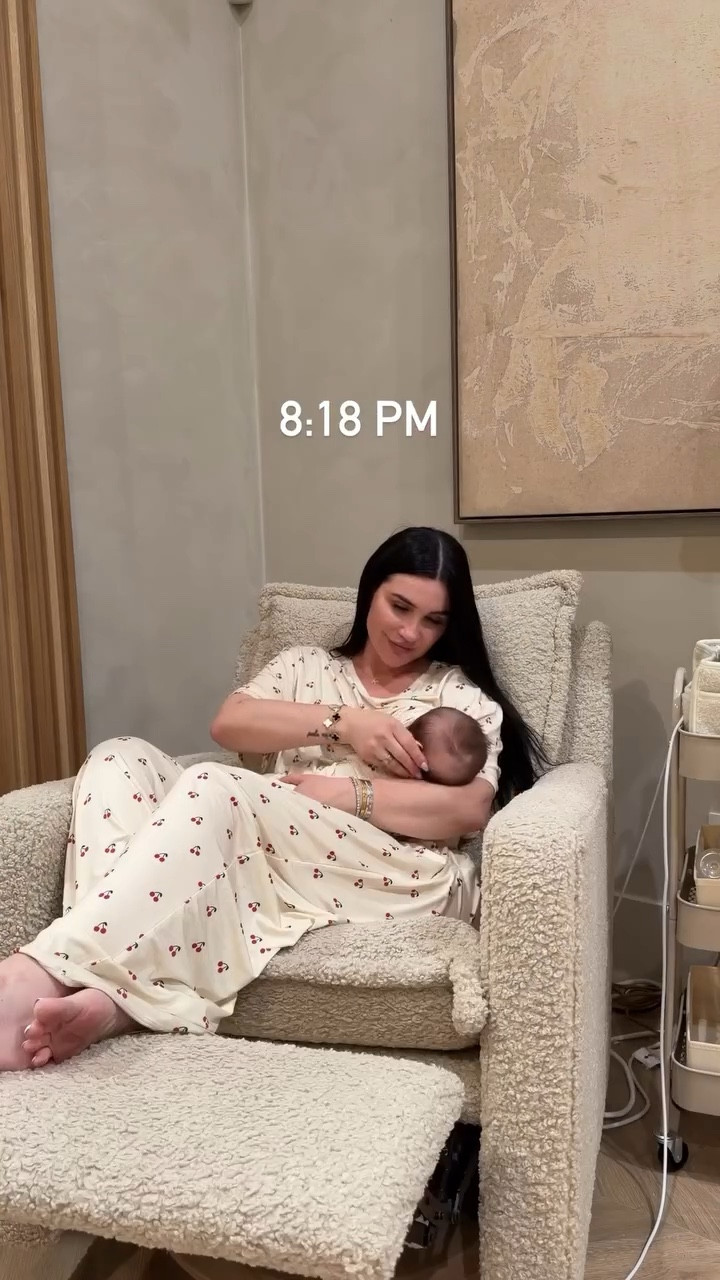 She’s getting longer stretches 🥰

#moms #momlife #family #babies