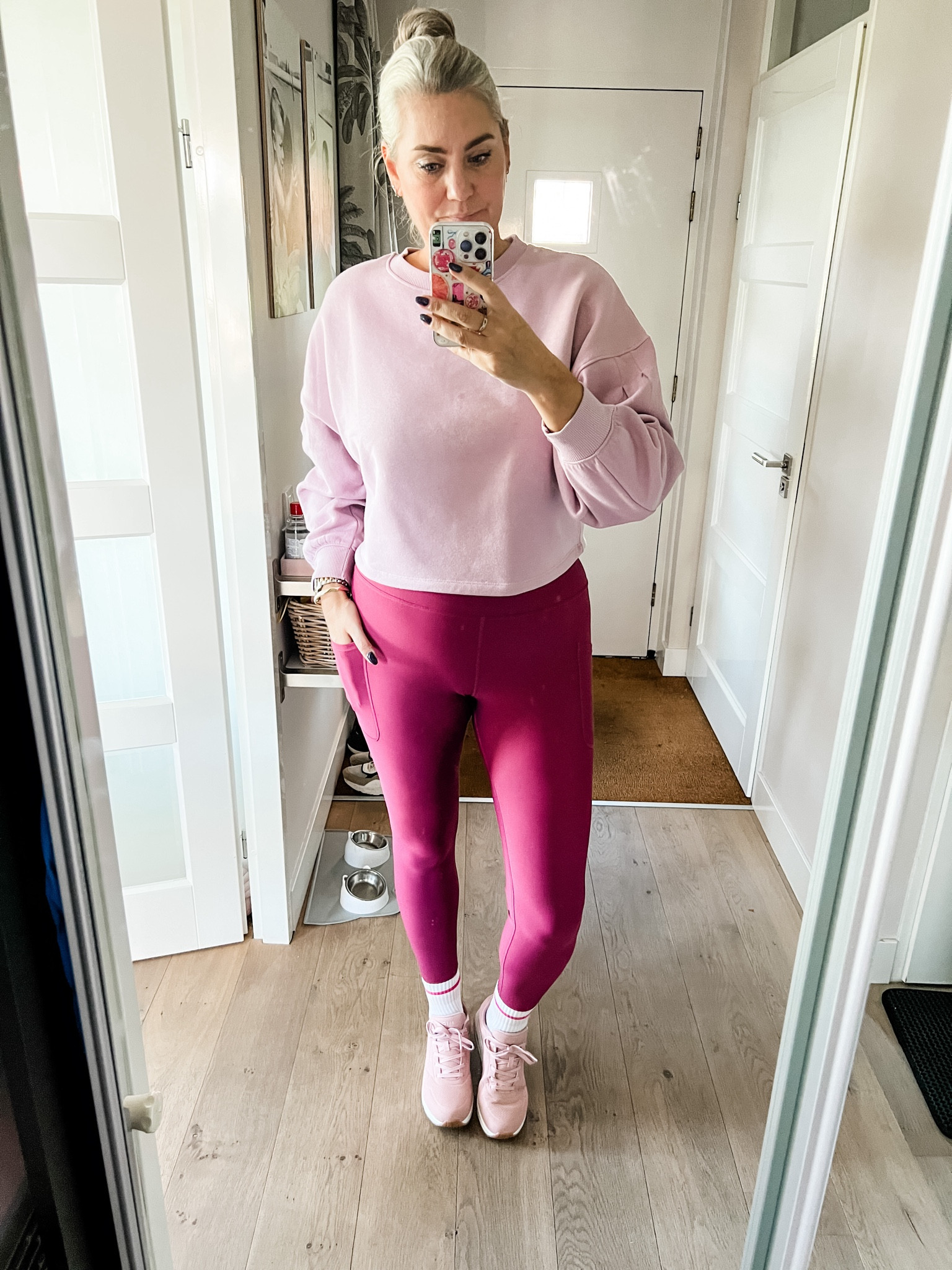 Ootd - Sunday morning and off to the gym. Wearing berry colored Maya Freya leggings (M), a mauve Primark sweater (old), crew socks and Skechers sneakers. 



#LTKeurope #LTKfitness #LTKnederlands