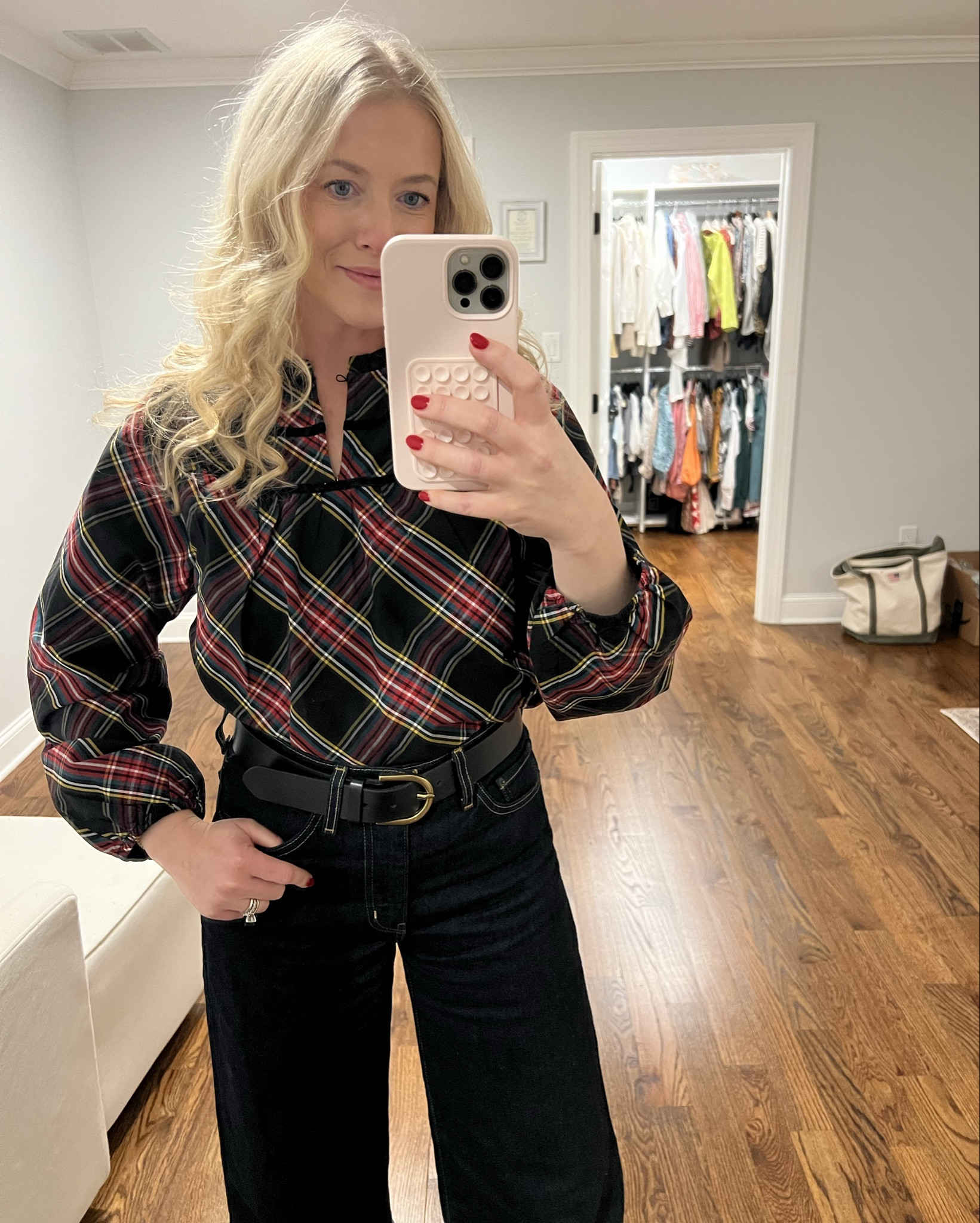 The most slimming jeans and curled hair in 5 minutes for a quick date night 

#LTKootd #LTKFindsUnder100 #LTKBeauty