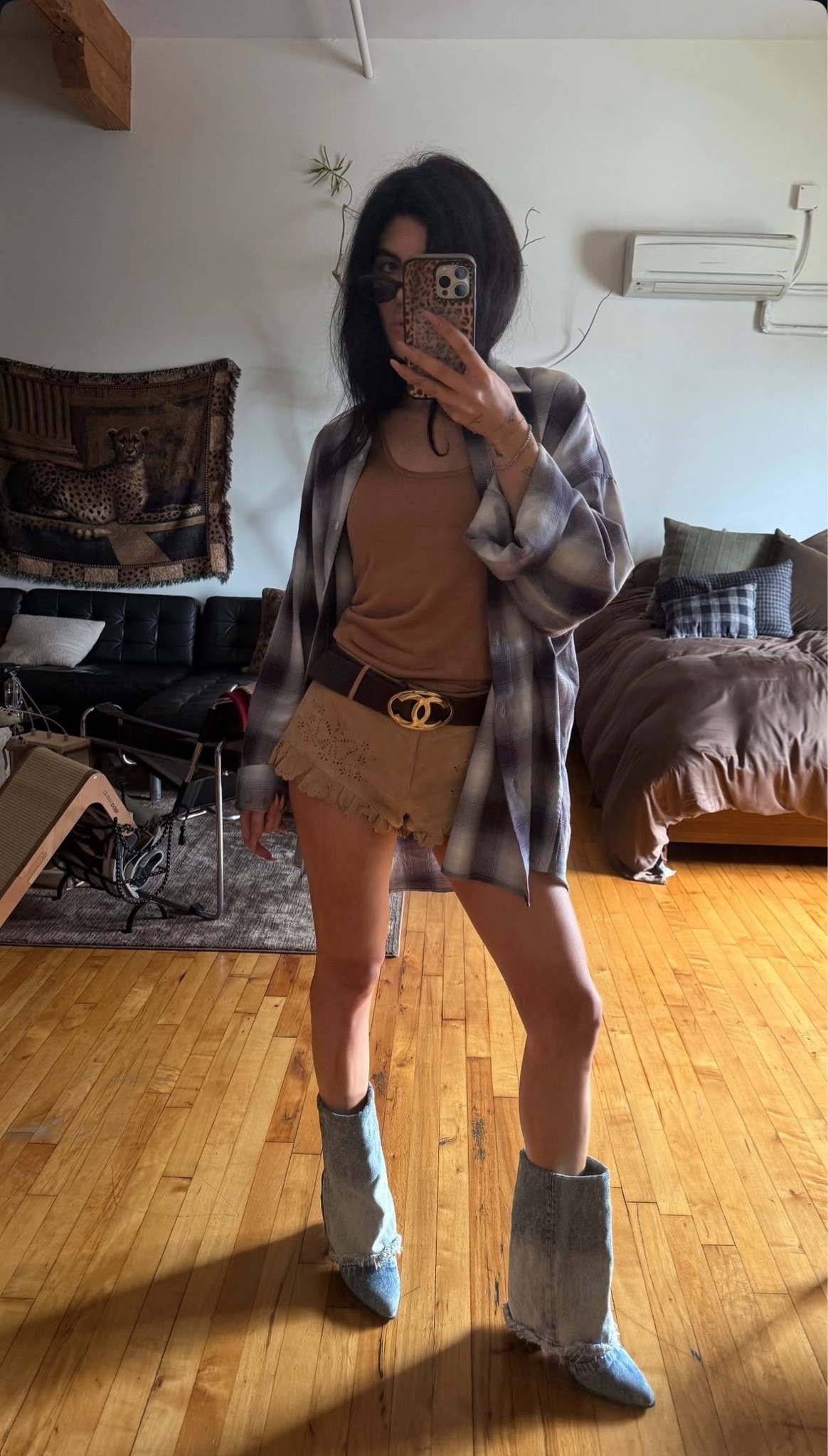 Stories ootd

Denim boots, styling a flannel, suede shorts, vintage Chanel, Chanel belt, elevated casual outfit inspo, elevated casual ootd

#LTKootd #LTKgrwm