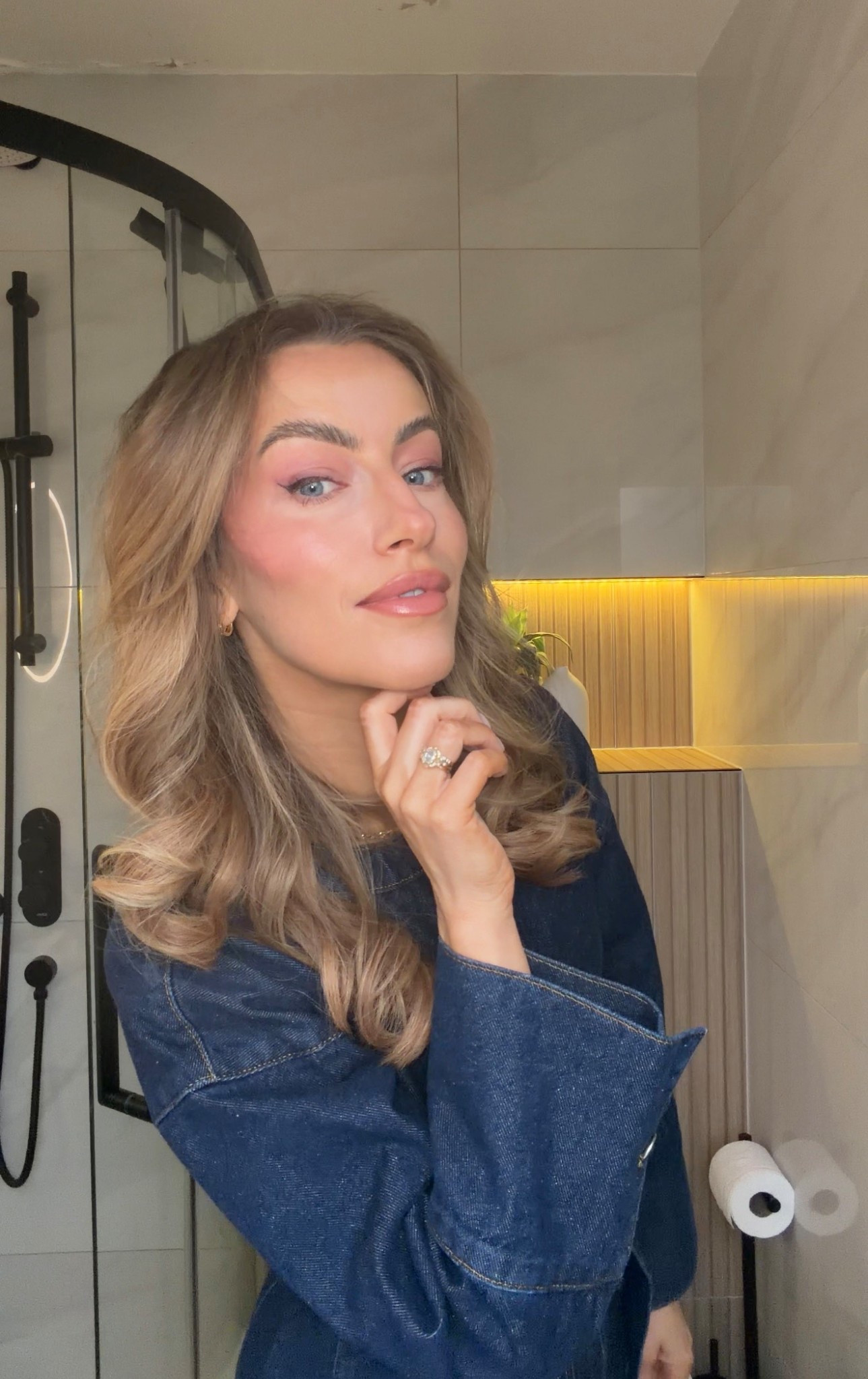 Foundation shade Sahel 
Concealer shade Vanilla 
Contour shade Serene 
Blush shade Pink Sunset 
Lipstick shade Pillow Talk Fair
Lipliner shade Hot Gossip 
