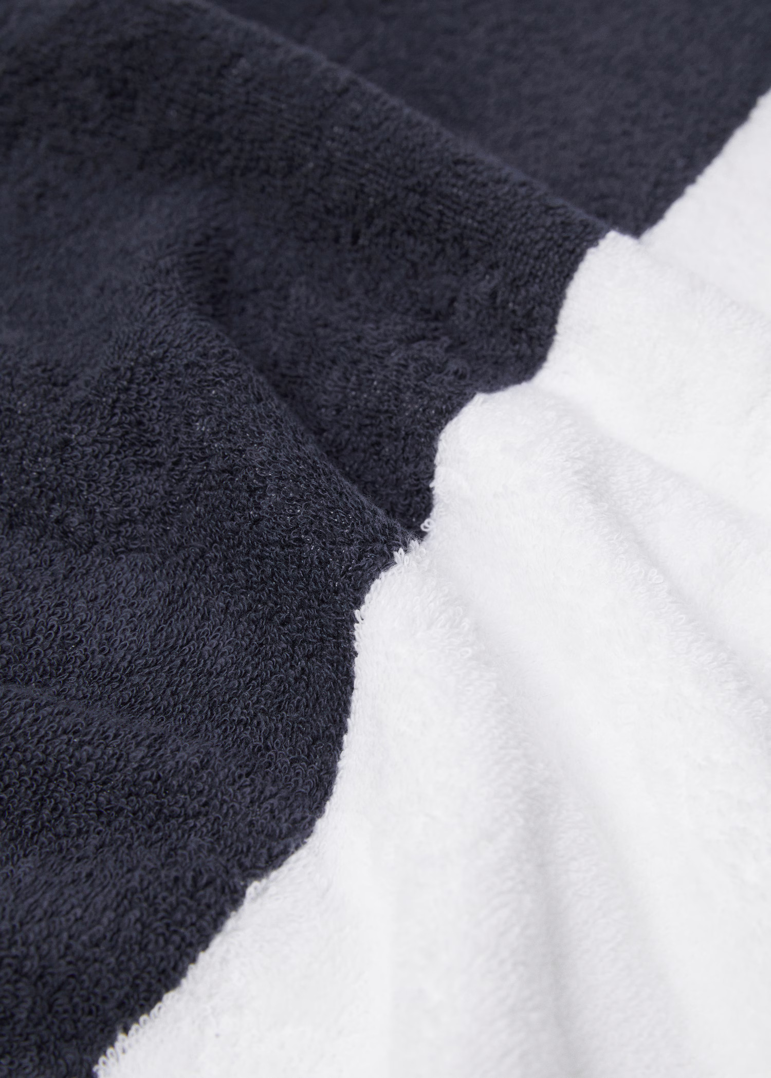 Gestreiftes Strandtuch aus 100 % Baumwolle - Home | MANGO Deutschland | MANGO (DE)