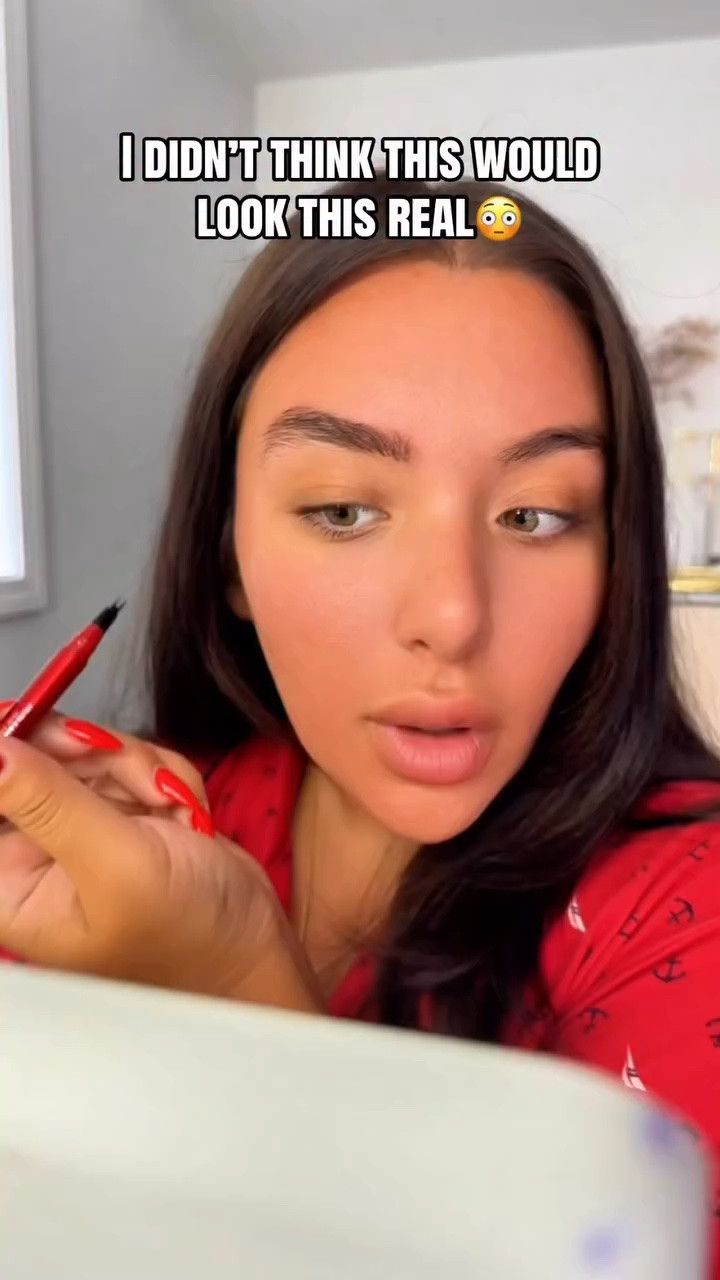 I was fully expecting this to look fake, but those tiny hair-like strokes completely changed my mind. If your brows have sparse spots, you need to see this one. 🤎 @lorealparis 

#tiktokshopfinds #browpen #makeupfinds #beautytok #viralfinds