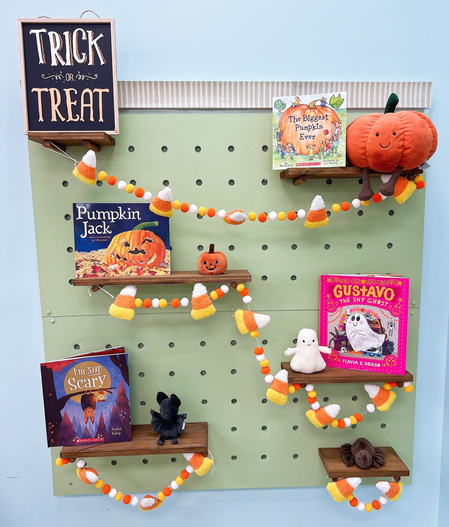 Classroom book display for October! 🎃🦇 #classroomdecor #halloweendecor #halloweendisplay

#LTKKids #LTKHalloween