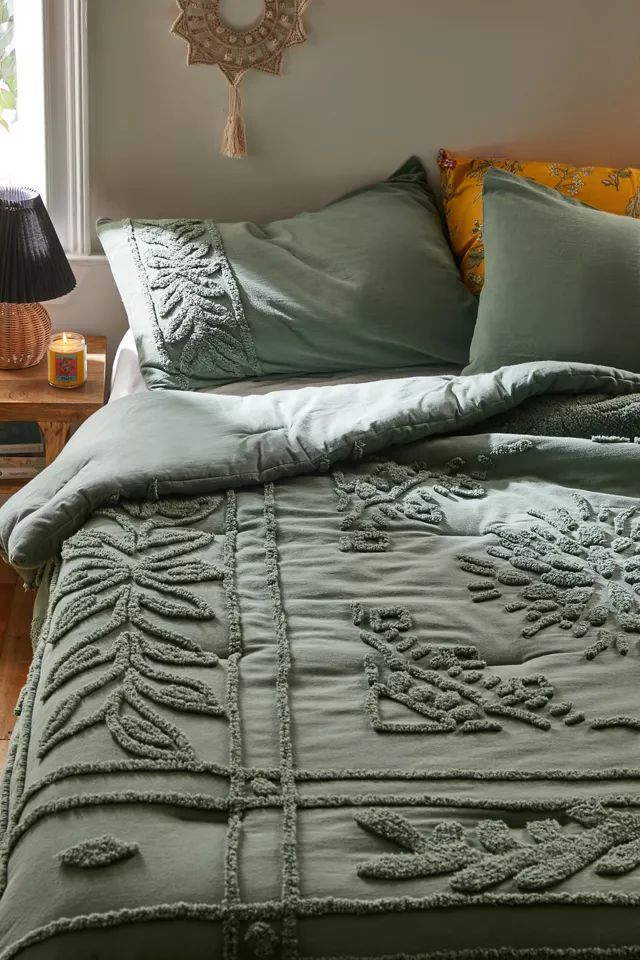 Jackie Tufted Comforter | Urban Outfitters (US and RoW)