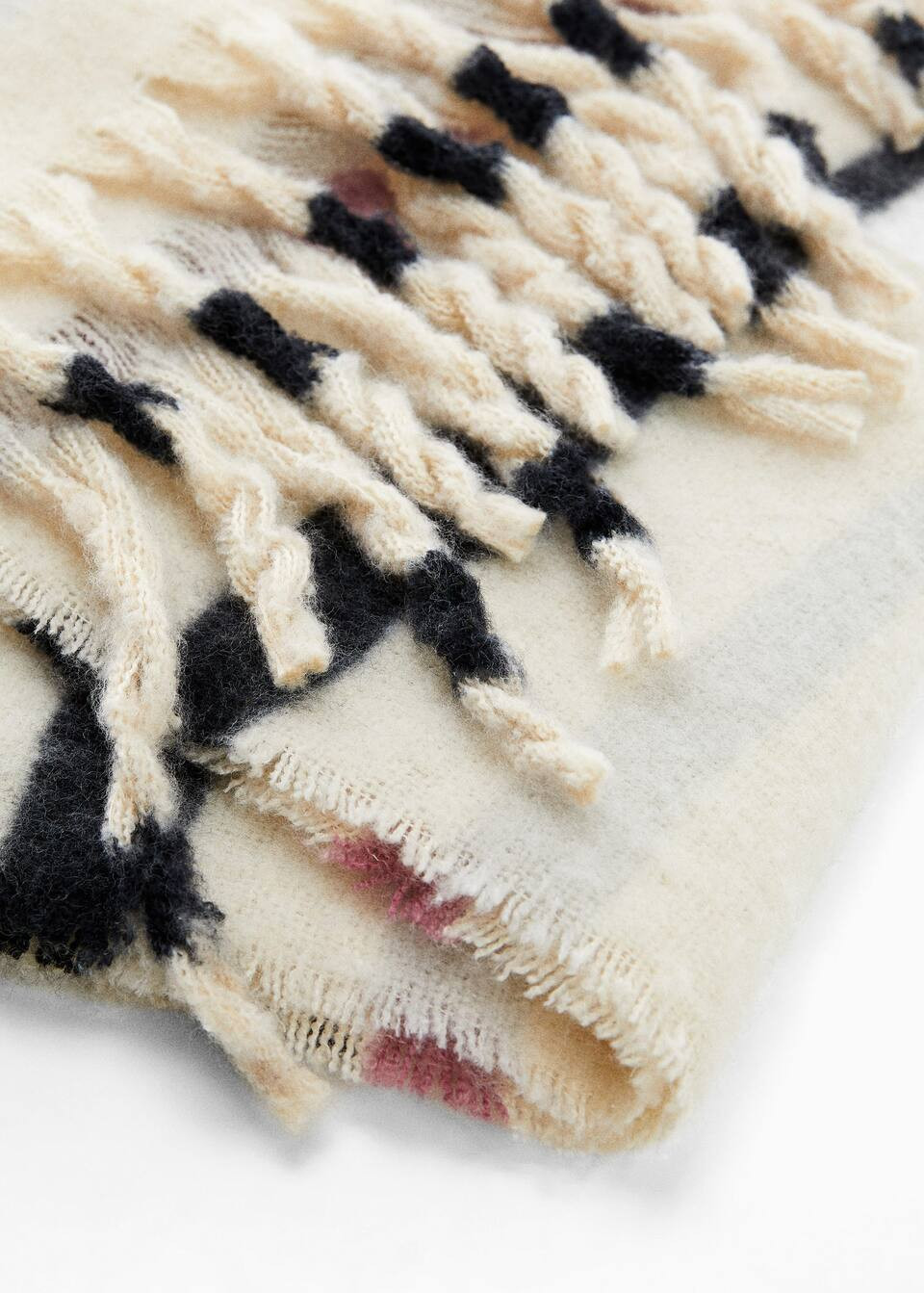 Scarves and foulards for Women 2022 | Mango USA | MANGO (US)