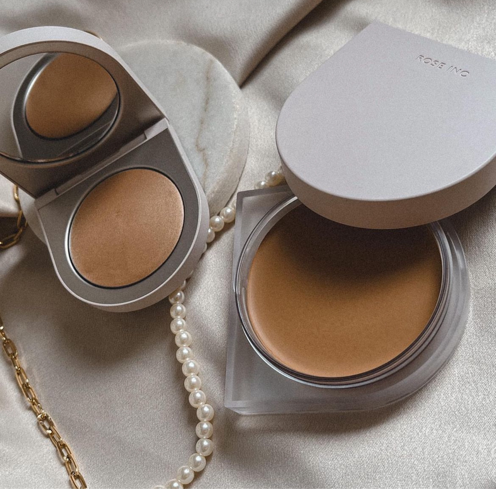 Uma marca que eu amo é a Rose Inc. Testei o bronzer e o iluminador cremosos, com suas embalagens minimalistas e lindas. O bronzer é bem sequinho, mas esfuma bem e dura bem no rosto, já o iluminador é bastante cremoso e brilha impecavelmente, entrou pra lista dos meus favoritos!

#LTKbeauty #LTKfindsunder50 #LTKbrasil