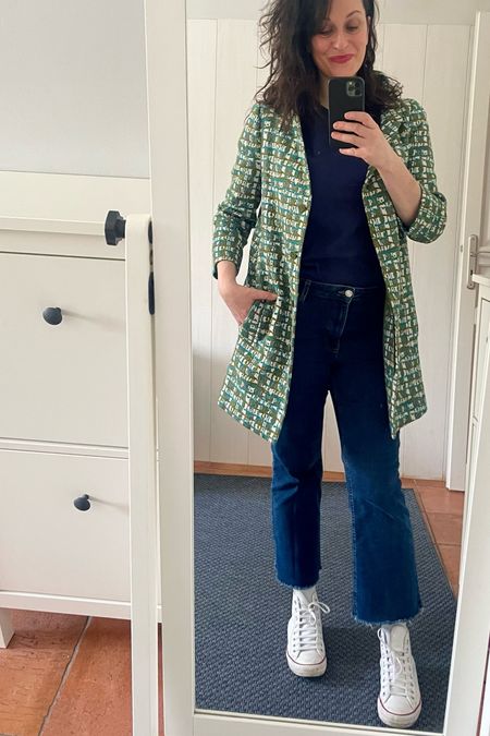 . Green check coat #cos 
. Navy heavy cotton boyfriend tee #fruitoftheloom (linked)
. Flare cropped "Sienna" jeans #mango 
. White leather "Chuck Taylor" high tops #converse
. "Bisou balm" lipstick #violette_FR


#LTKeurope #LTKmidsize #LTKover40