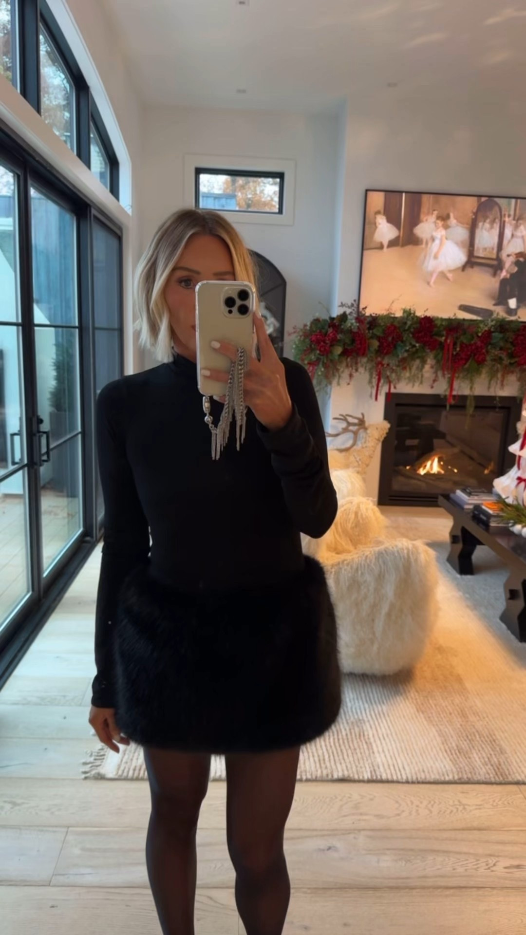 Quite literally the perfect holiday dress 🤩🤩🤩 or at least IMO 🥰 i’m in a medium for length because I’m over 5’9 if you’re more petite I could’ve done a small