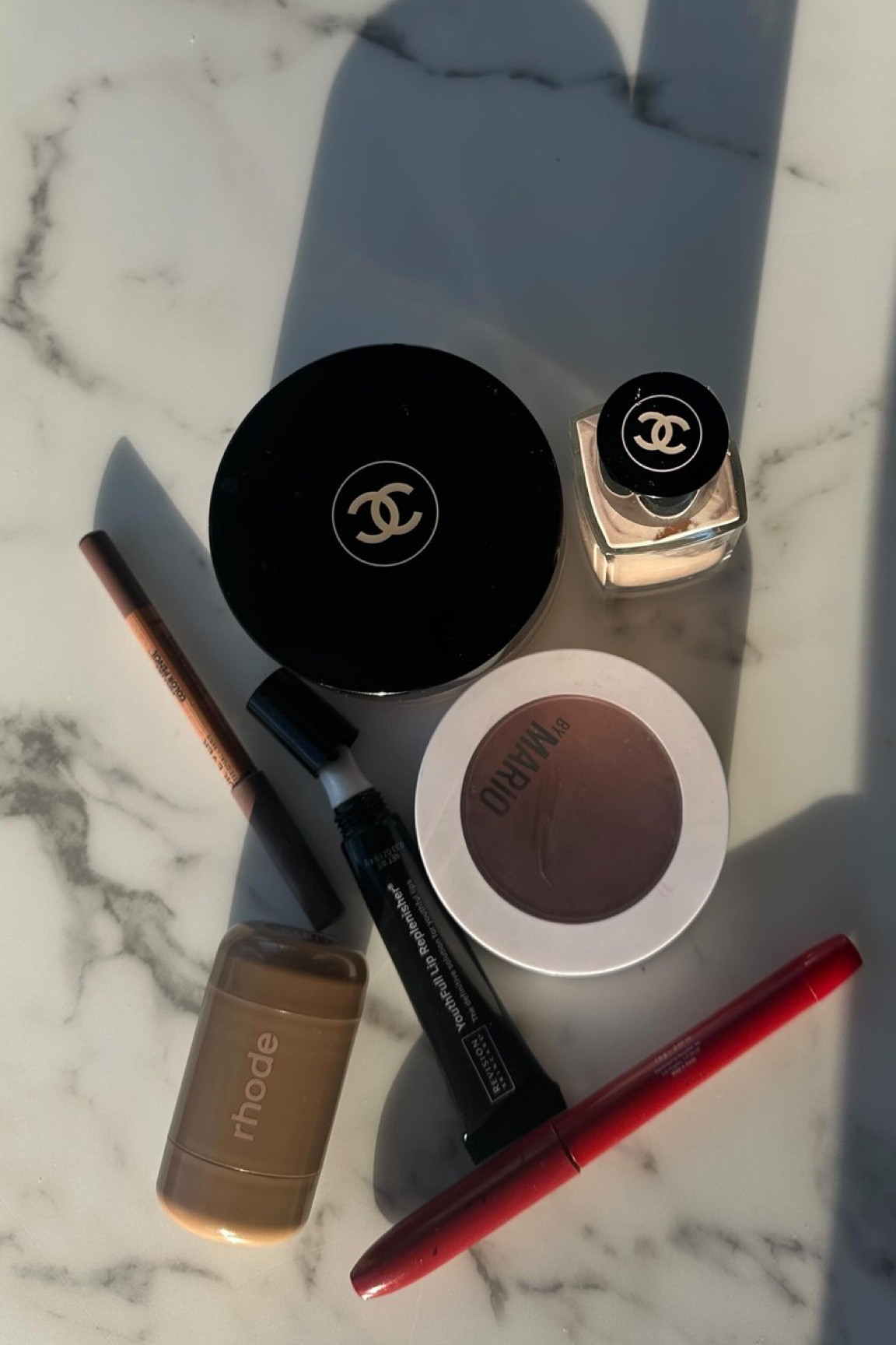 low maintenance, busy mom approved. 🩵 #fridayfayeces #5minutemakeup 

products used:
@colorescience tinted spf
@refybeauty brow sculpt
@chanel.beauty highlighting fluid “pearly glow”
@revisionskincare lip treatment 
@sephoracollection contour stick 
@bobbibrown corrector stick 
@hauslabs concealer 
@rhode blush “toasted teddy”
@urbandecaycosmetics 2-in-1 brow pen
@beaubble freckle pen
@makeupbymario lip liner “milk chocolate”
@kyliecosmetics tinted butter balm “pick me up at 8”