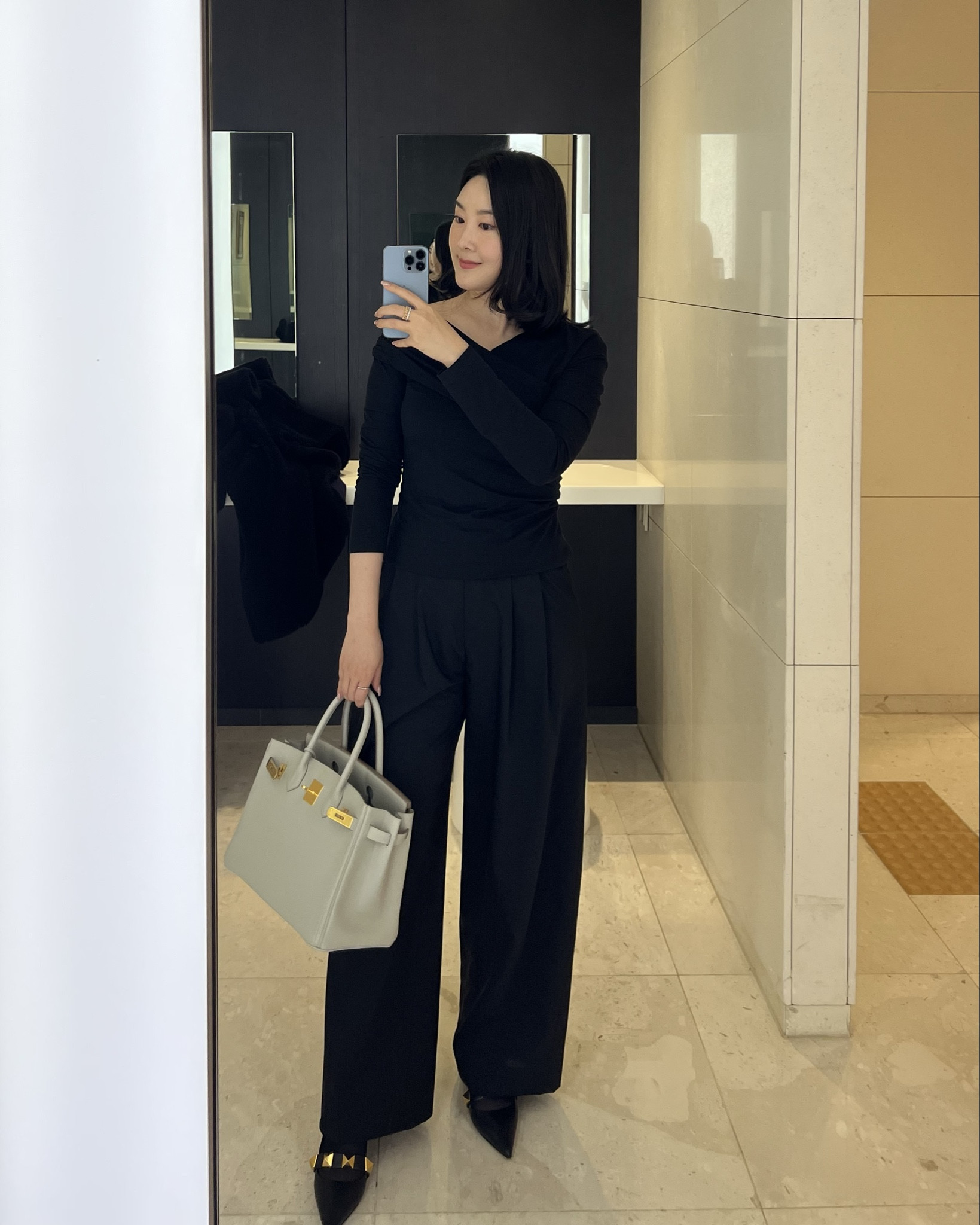 Classic style🖤
Black, white and gold✨
좋아하는 클래식 OOTD 스타일
블랙 화이트 골드로 스타일링해봤어요.

그리고 이 발렌티노 가라바니 로만스터드 뮬은 베이지, 블랙 컬러 모두 소장 중.
제일 편하고 심플한 룩에 포인트를 줄 수 있어 사랑하는 구두에요.✨

에르메스 버킨백도 클래식 컬러라 어떤 옷에도 화사하게 잘 어울려서 가장 좋아해요🤍
.
.
.
Cos
Hermes birkin bag 30 gris perle
Valentino Garavani roman stud mule
Seoul, Korea
Korean fashion style


#LTKstyletip #LTKdatenight #LTKkorea