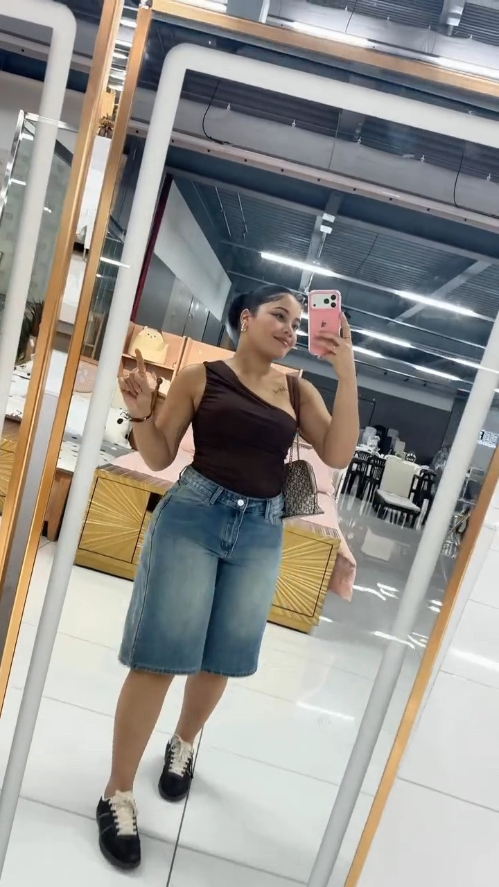 Yo no puedo ser la única 🥹 ¿ Cuál es tu tienda china favorita ?dime tus clavos que quiero conocerlas 🤣

Soy de pedir todo por internet porque con una foto lo encuentro pero la TERAPIA que me da ir de compras es magia 🥹

Muchas venden económico y otras no tanto si buscamos bien así que vamos a COMPARAR PRECIOS AMIGAS 🤷‍♀️ y yo me encargo de compartirte la mejor opción.

En mis storys destacada que dice HOGAR tengo muchos links chulos de cositas de decoración que son 20/10 ✅